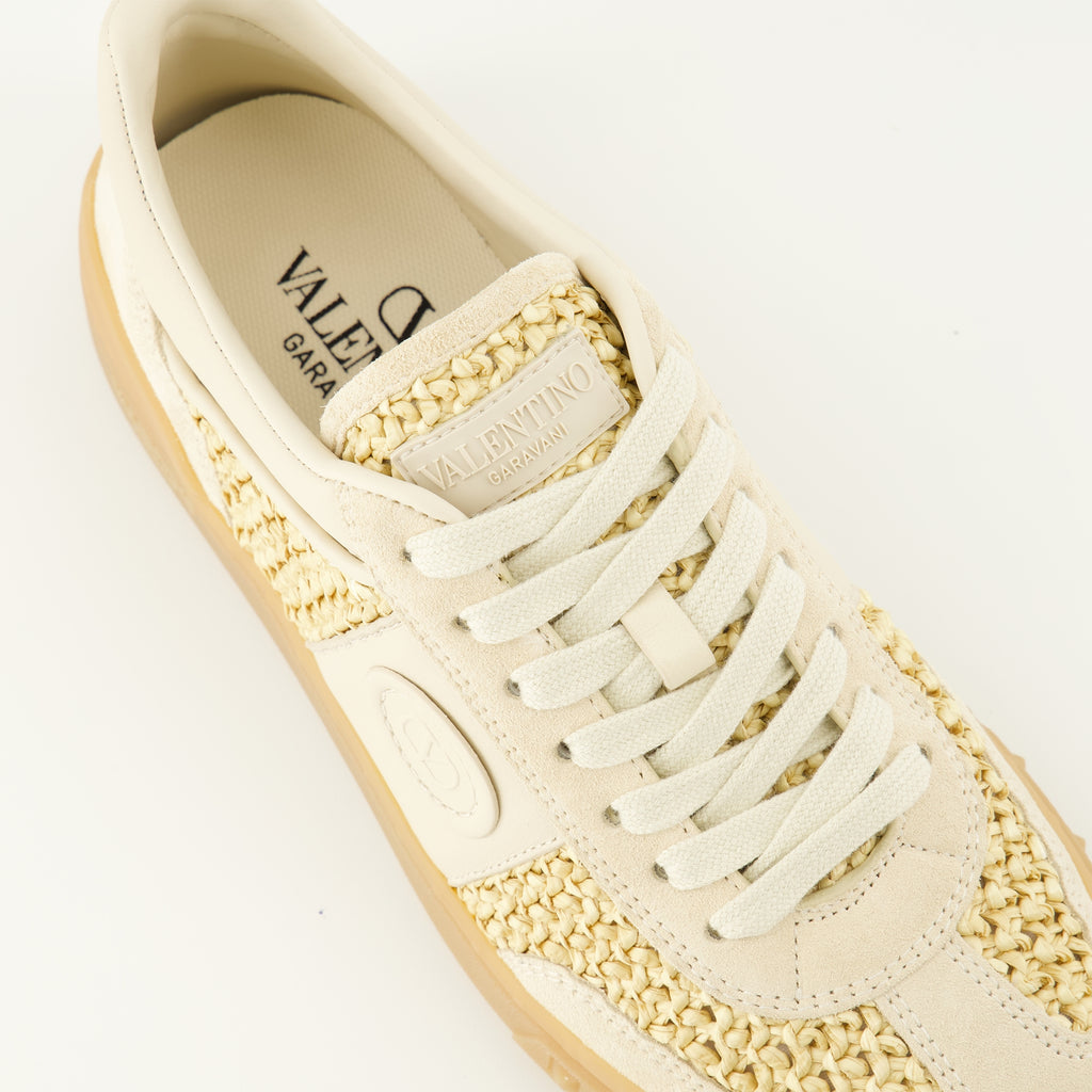 バレンティノ・ガラバーニの女性用ベージュ・ラフィア・スニーカーUpVillageの画像 - 2026年春夏 - 上からの詳細ビュー