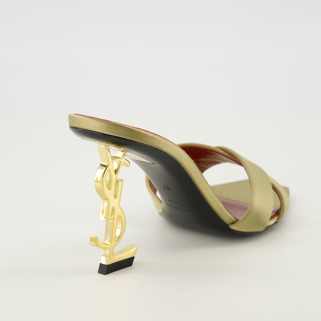Immagine delle mule con tacco Opyum dorate del marchio Saint Laurent per donna - Collezione Primavera-Estate 2026 - Vista posteriore
