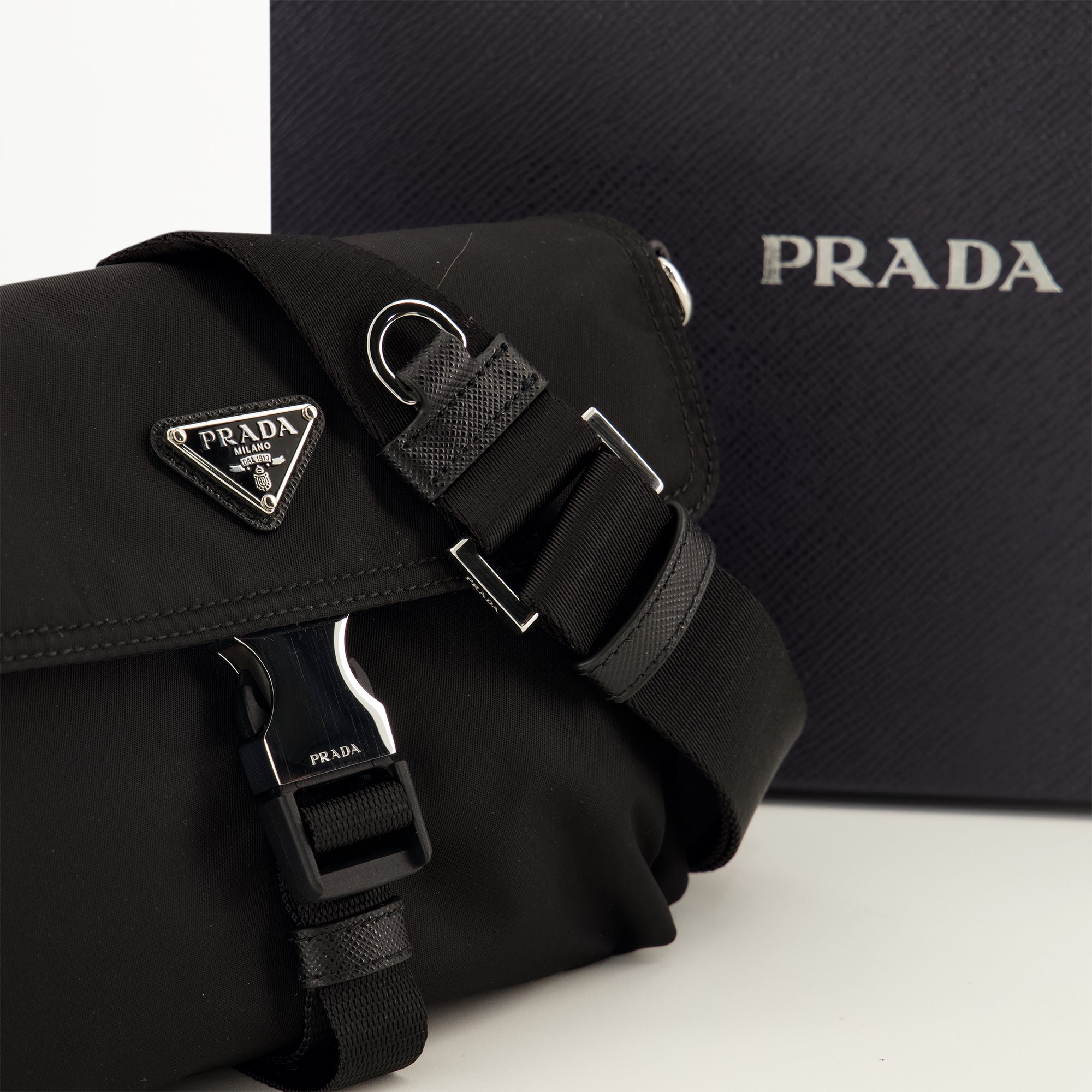 Sacs bandoulière 小さなブラックRe-Nylonポーチ Prada Noir Homme