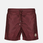 Bild des Moncler Herren Badepants mit bordeauxfarbigem Logo aus Nylon - Frühling-Sommer 2026 - Frontansicht