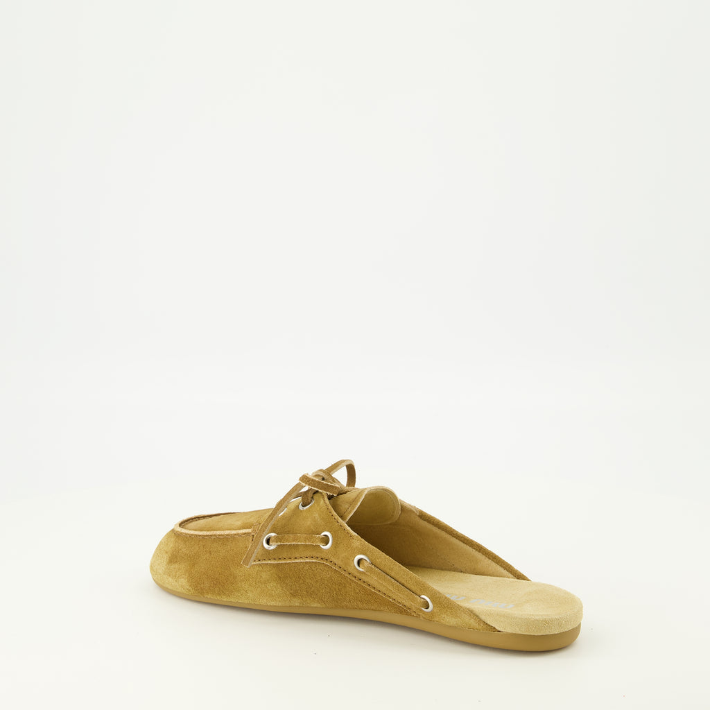 Image de l'article Mules bateau en suède marron de la marque Miu Miu pour Femme - Saison Printemps-Été 2026 - Vue trois quarts arrière droite
