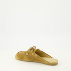 Image de l'article Mules bateau en suède marron de la marque Miu Miu pour Femme - Saison Printemps-Été 2026 - Vue trois quarts arrière droite