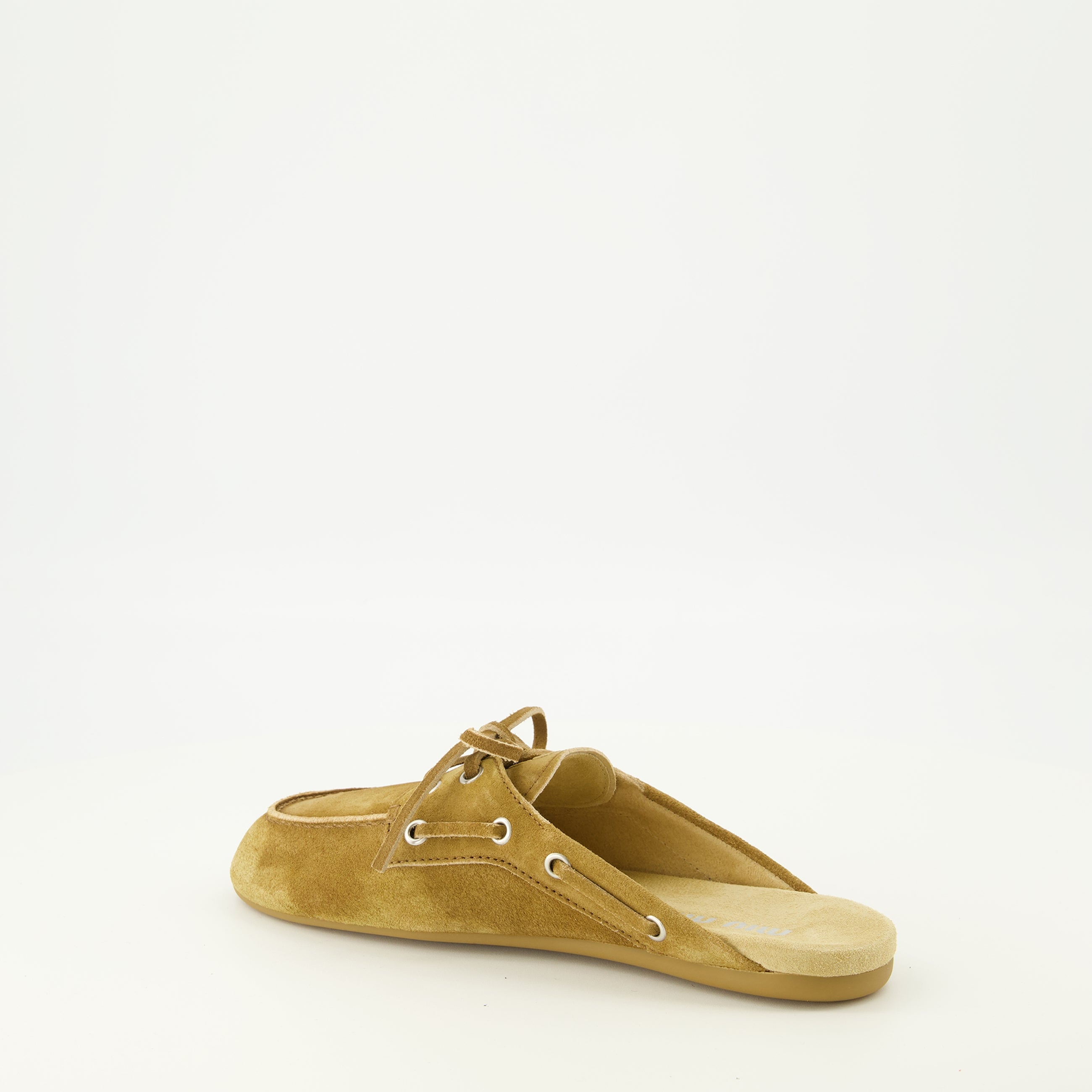 Image de l'article Mules bateau en suède marron de la marque Miu Miu pour Femme - Saison Printemps-Été 2026 - Vue trois quarts arrière droite