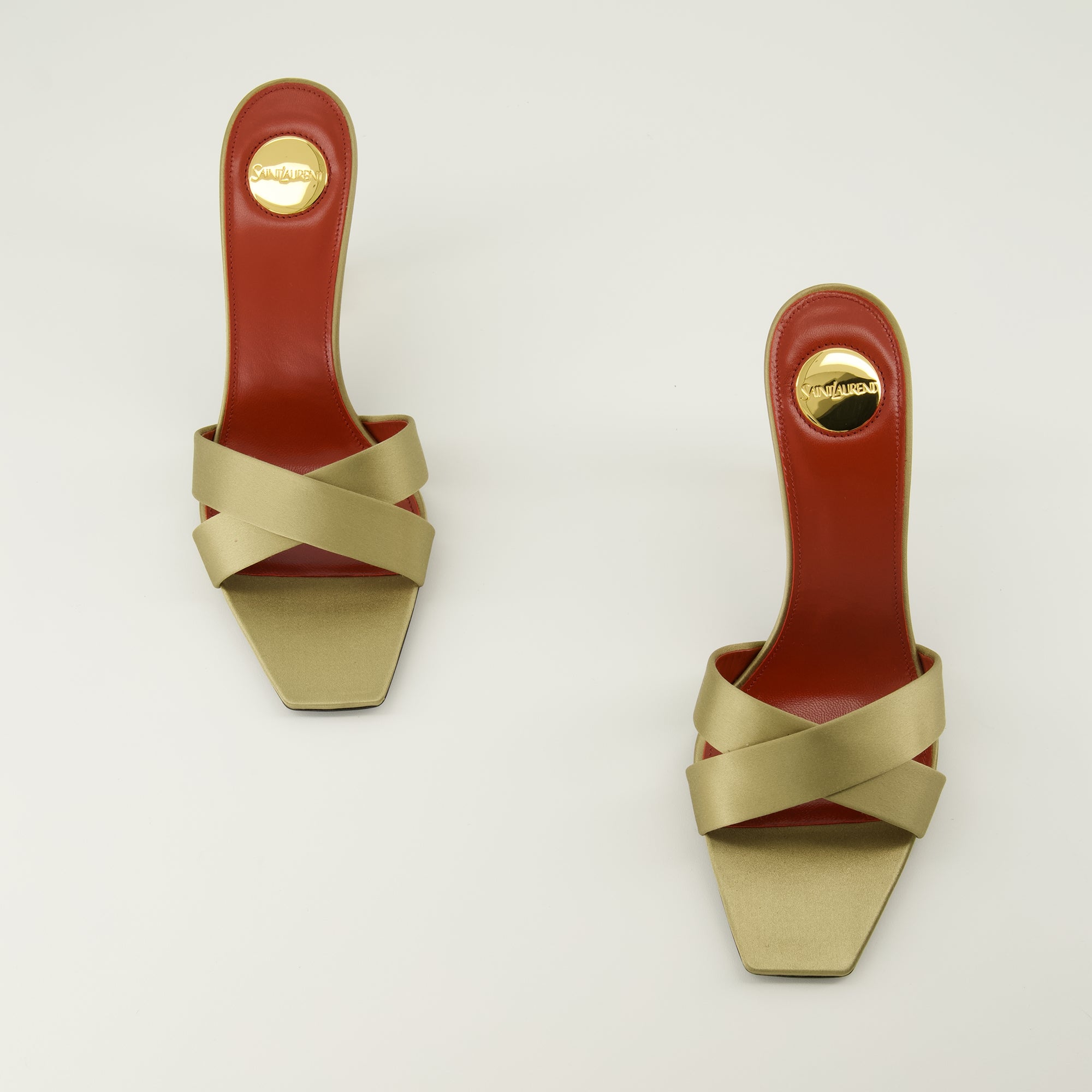 Imagen de las mules de tacón Opyum doradas de la marca Saint Laurent para Mujer - Temporada Primavera-Verano 2026 - Vista superior del par de zapatos