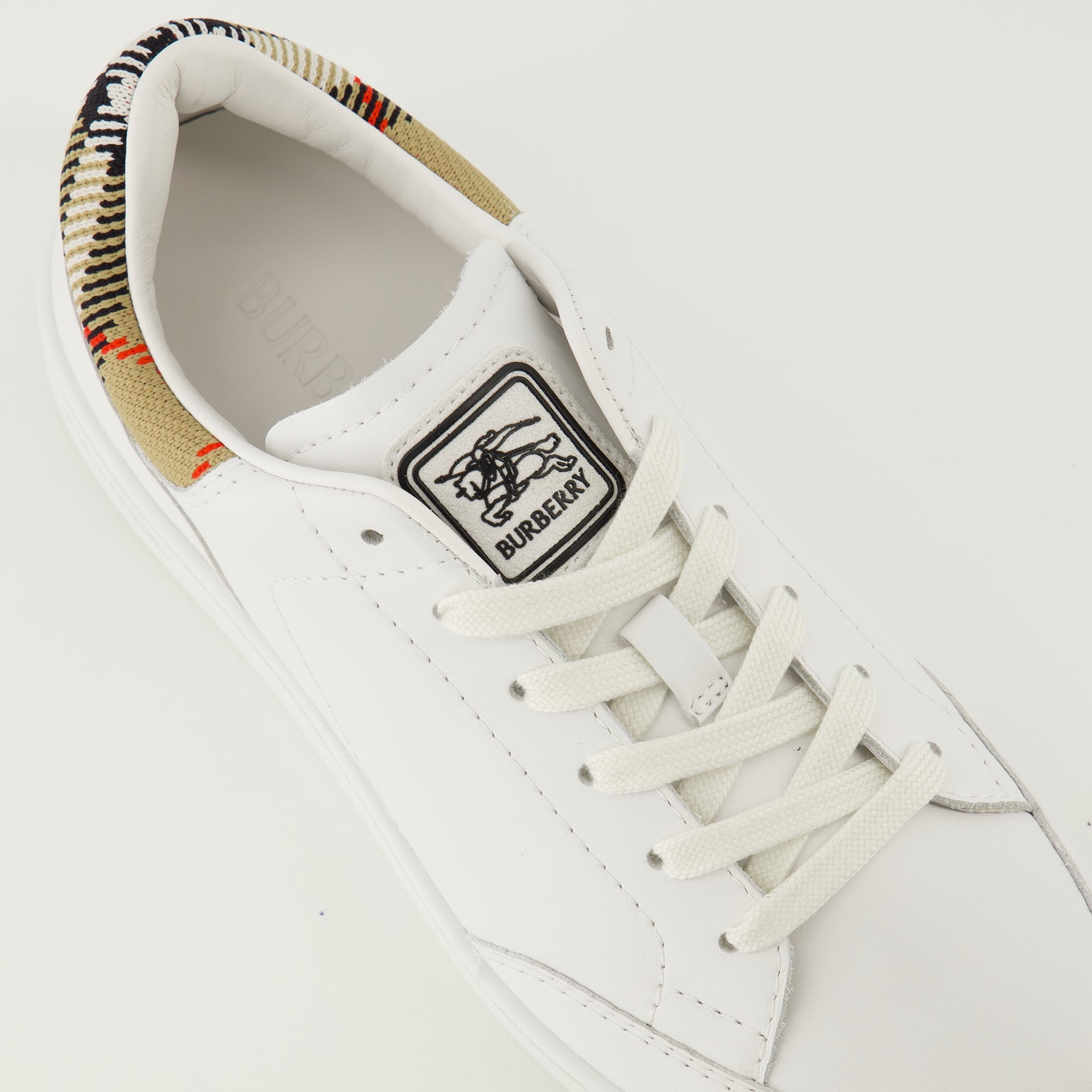 Imagen de las zapatillas Set de cuero blanco de la marca Burberry para Mujer - Temporada Primavera-Verano 2026 - Vista trasera