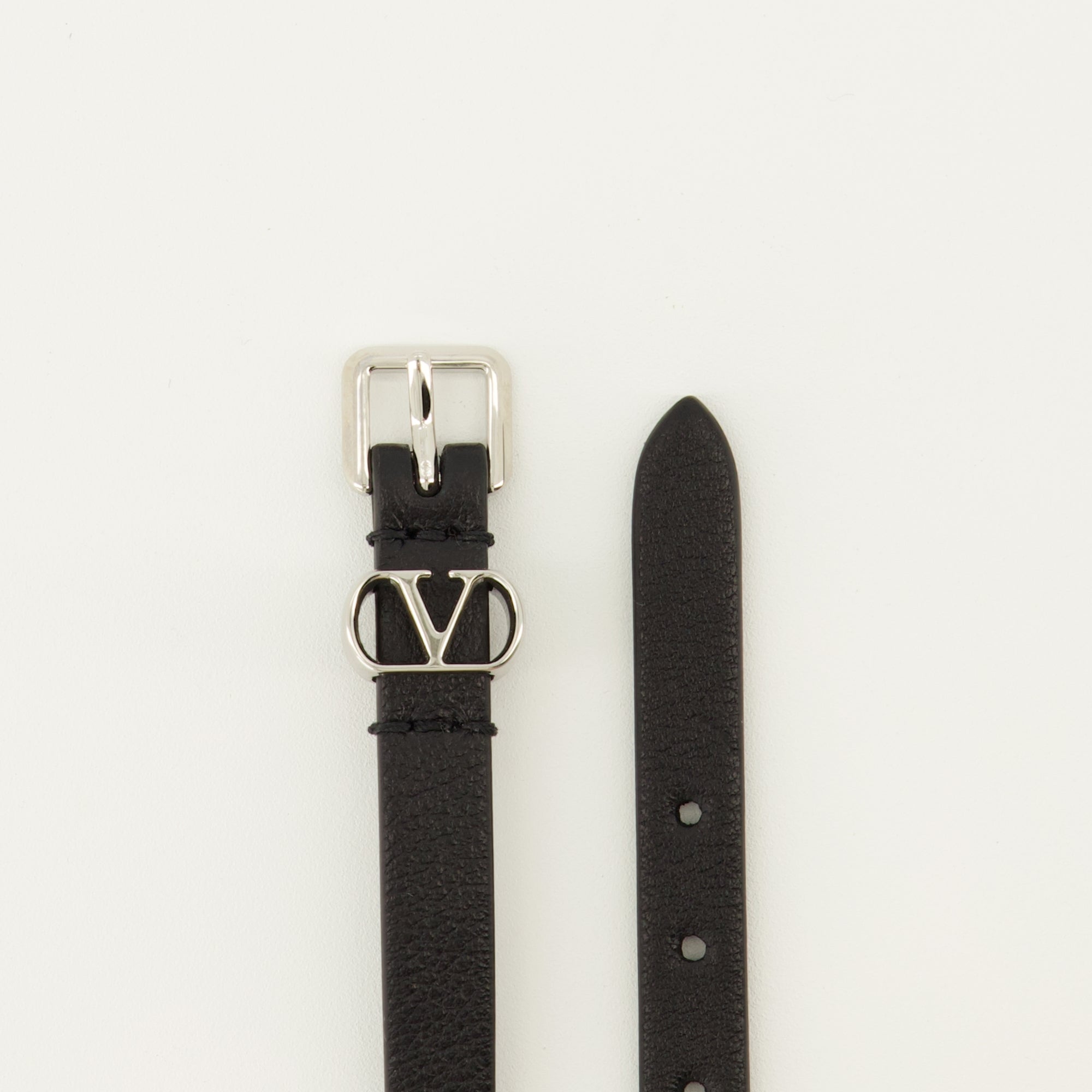 Imagen del brazalete Ovalette de cuero negro de Valentino Garavani para hombre - Temporada Primavera-Verano 2026 - Vista Detallada_2