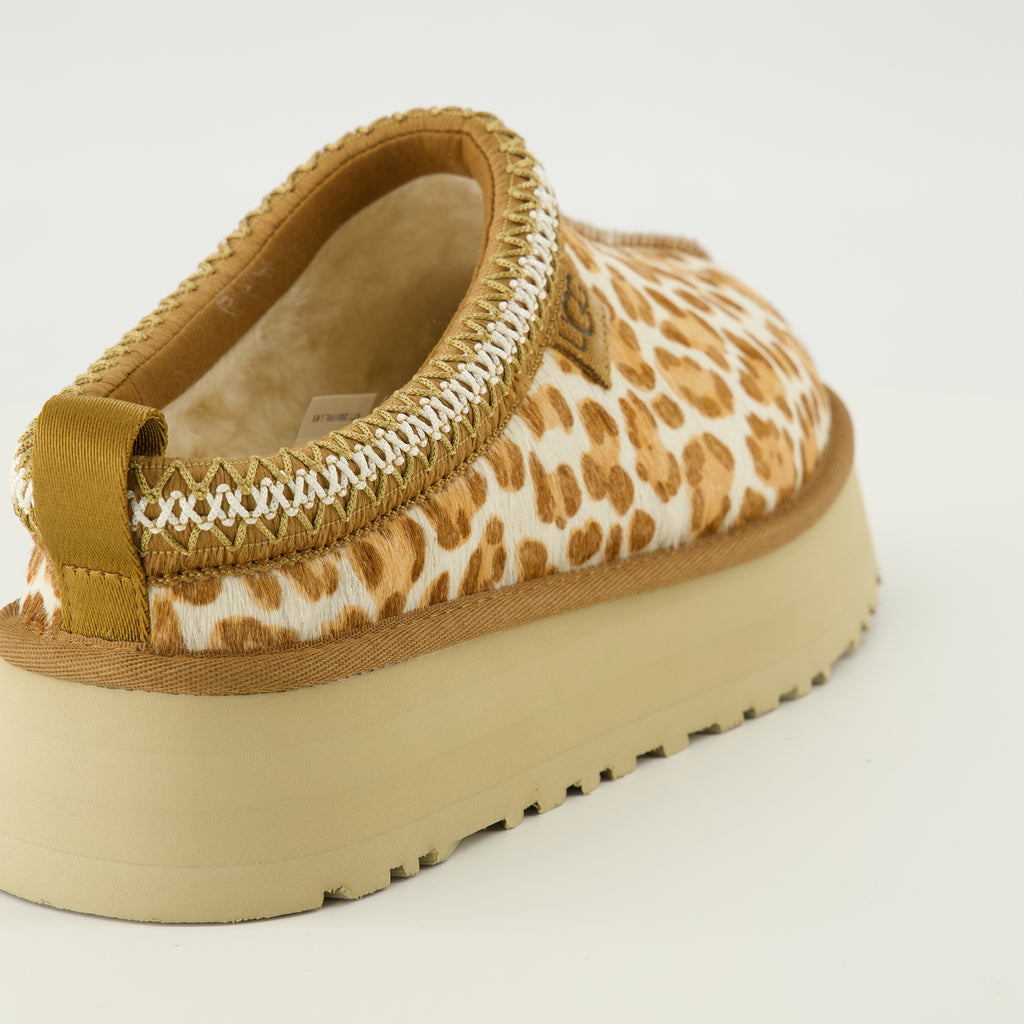 Imagem das Mules Tazz Plains de leopardo da marca Ugg para Mulheres - Temporada Primavera-Verão 2026 - Vista traseira