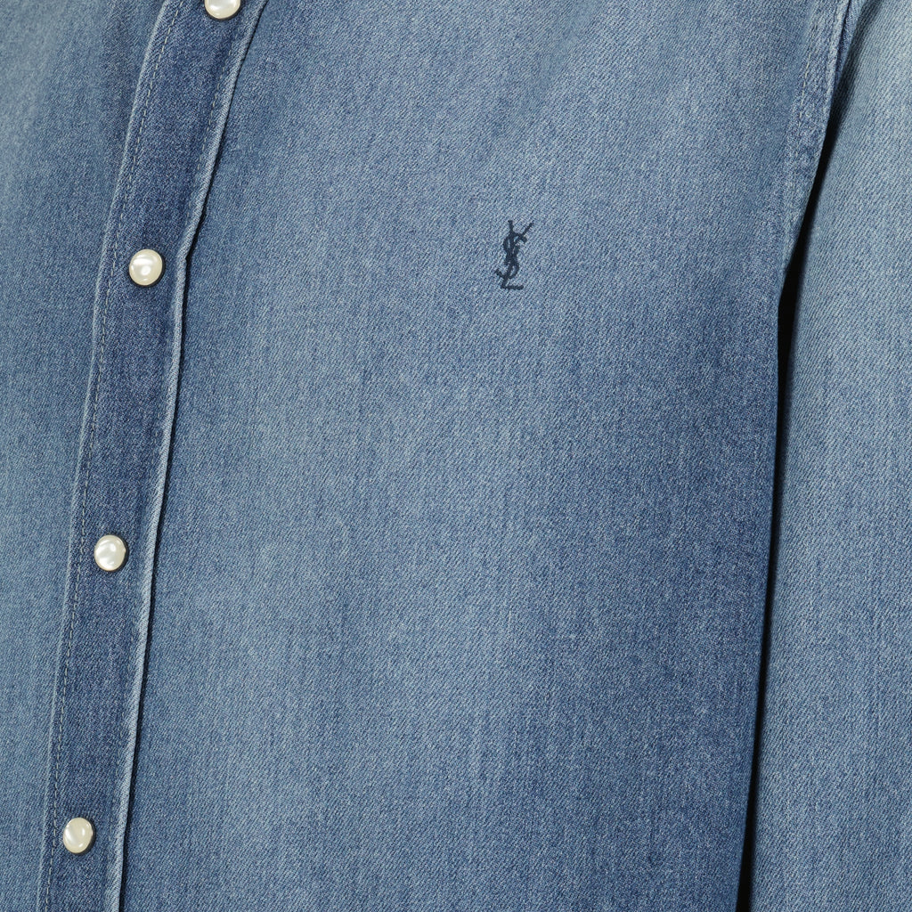 Immagine della Camicia Cassandre in denim di Saint Laurent per Uomo - Collezione Primavera-Estate 2026 - Vista Dettagliata 1