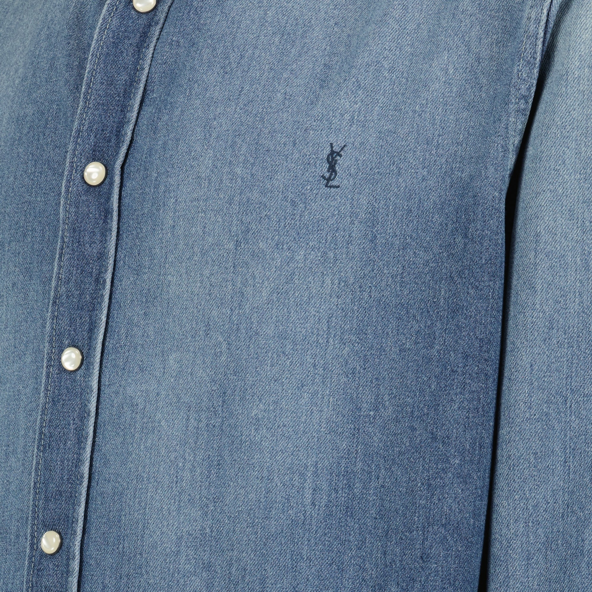 Immagine della Camicia Cassandre in denim di Saint Laurent per Uomo - Collezione Primavera-Estate 2026 - Vista Dettagliata 1