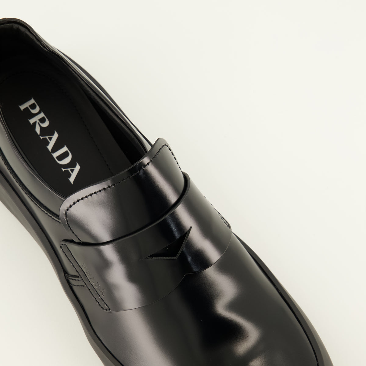 Mocassins 검은색 브러시 가죽 로퍼 Prada Noir Homme