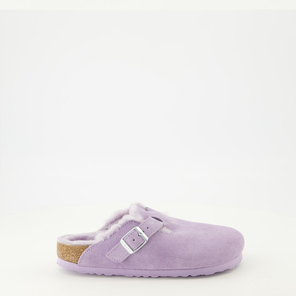Image de l'article Mules Boston à fourrure violette de la marque Birkenstock pour Femme - Saison Printemps-Été 2026 - Vue latérale droite