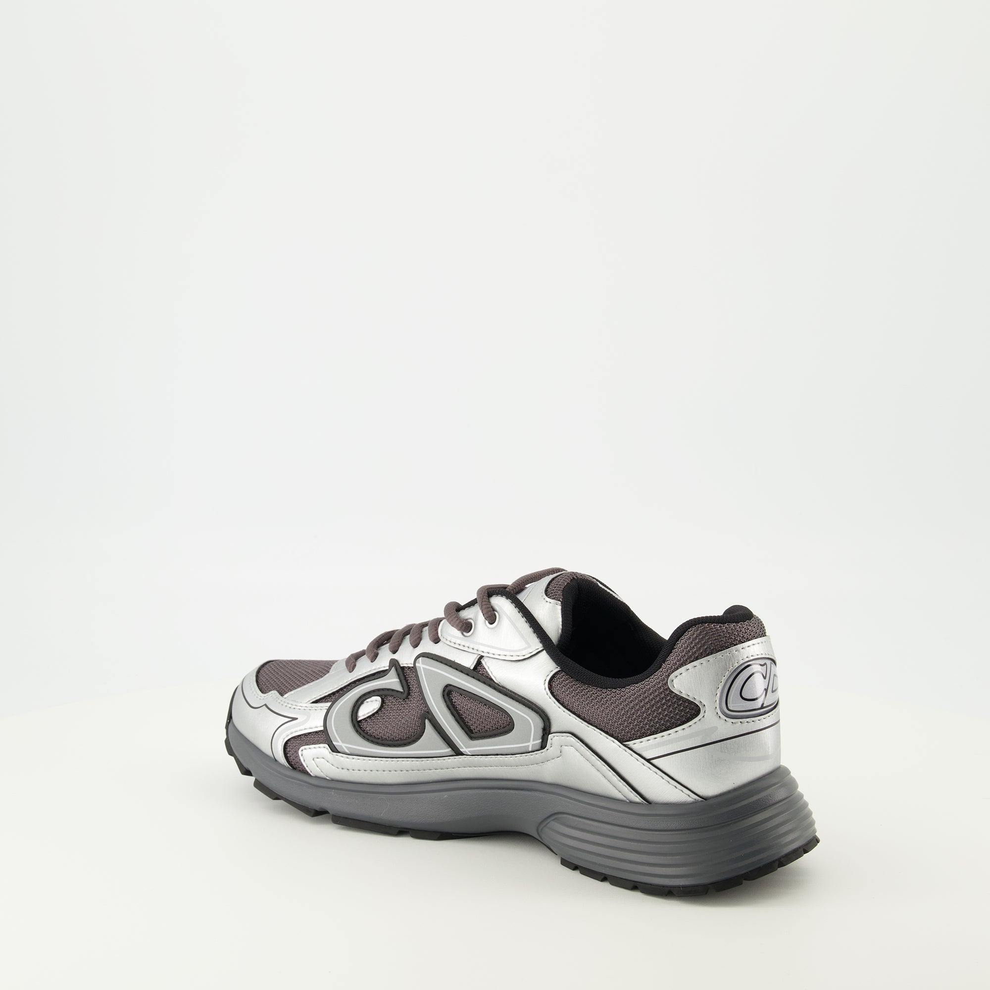 Bild des B30 Sneakers in Grau und Schwarz von Dior für Herren - Herbst-Winter-Saison 2025 - Dreiviertelansicht von hinten rechts