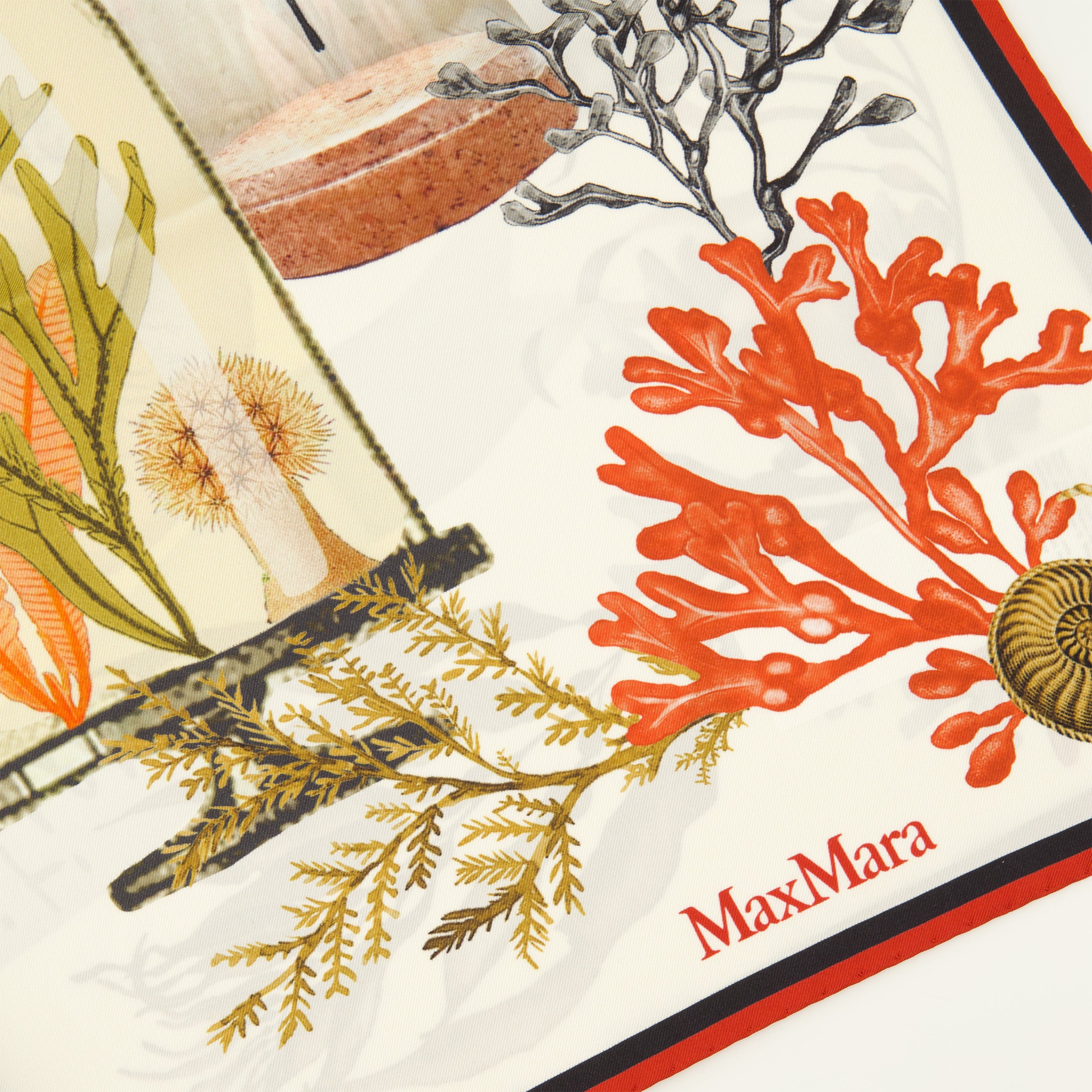 Image de l'article Foulard en sergé de soie imprimé beige de la marque Max Mara pour Femme - Saison Printemps-Été 2026 - Vue détaillée_3