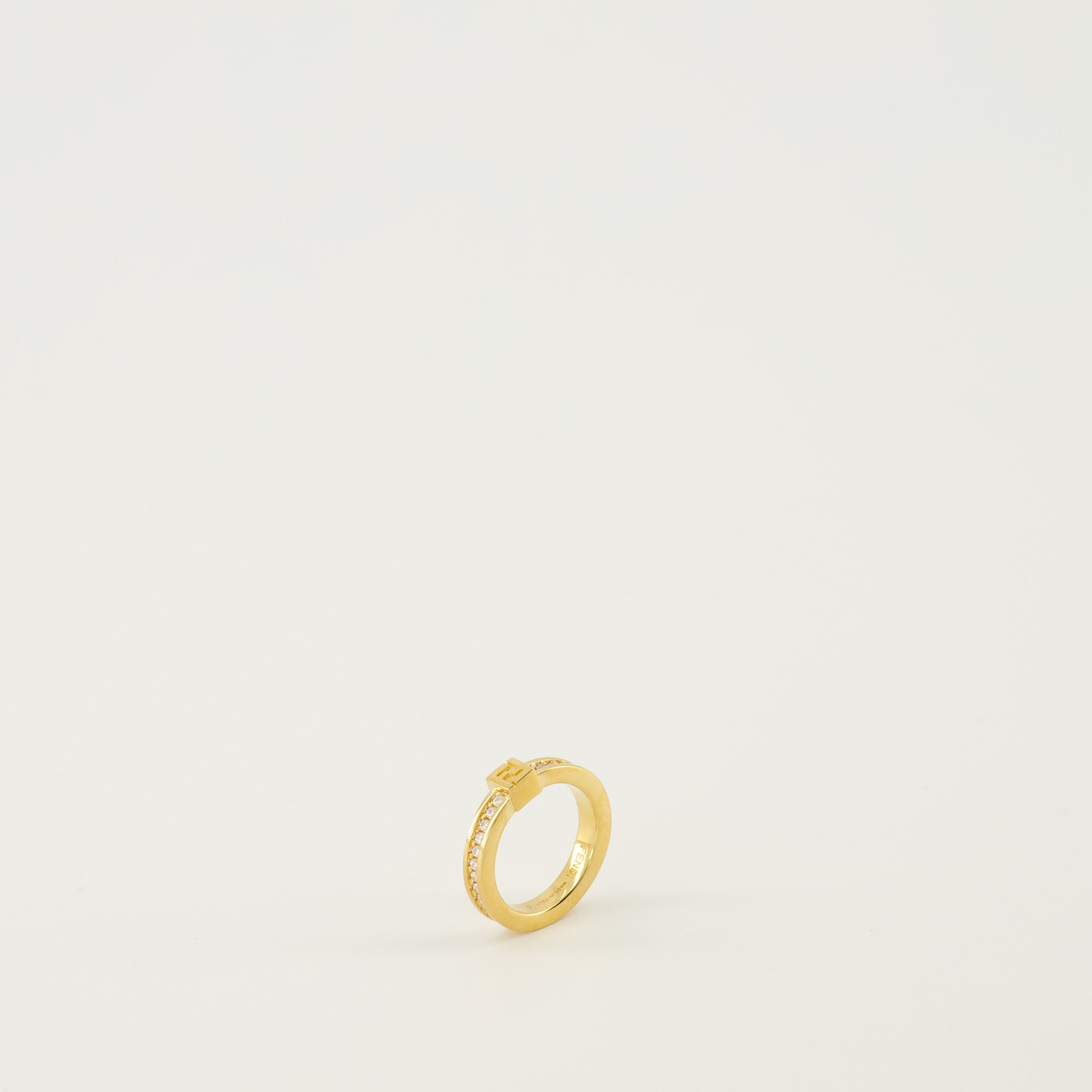 Immagine dell'anello Forever con cristalli del marchio Fendi per Donna - Stagione Primavera-Estate 2026 - Vista Dettagliata 2