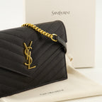 Sacs à main et épaule Cassandre Geldbörse mit schwarzem, genarbtem Leder und Kette Saint Laurent Noir Femme