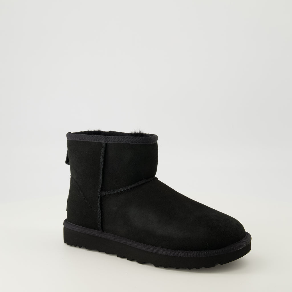 Image de l'article Bottines classic Mini II de la marque Ugg pour Femme - Saison Automne-Hiver 2025 - Vue trois quarts avant droite