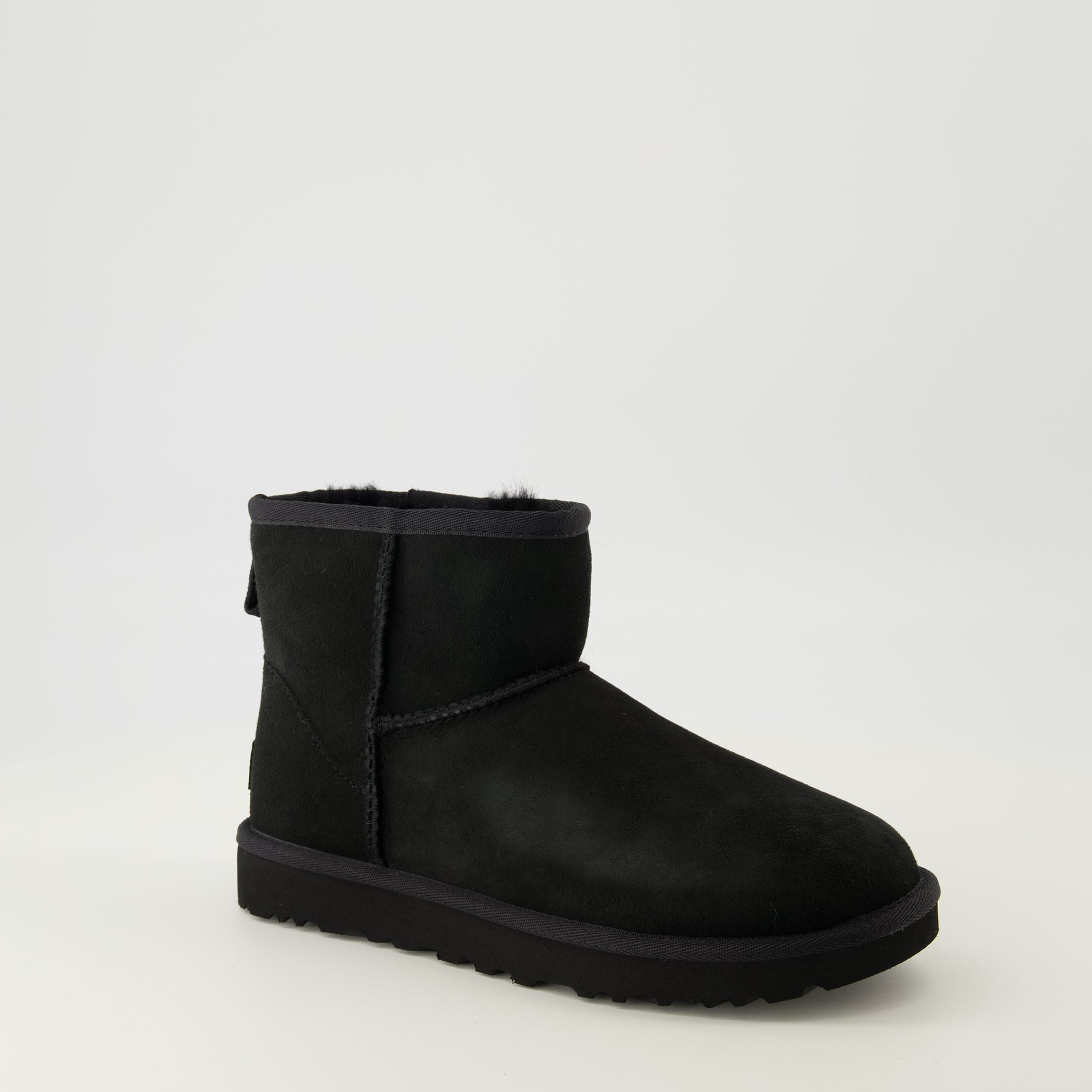 Image de l'article Bottines classic Mini II de la marque Ugg pour Femme - Saison Automne-Hiver 2025 - Vue trois quarts avant droite