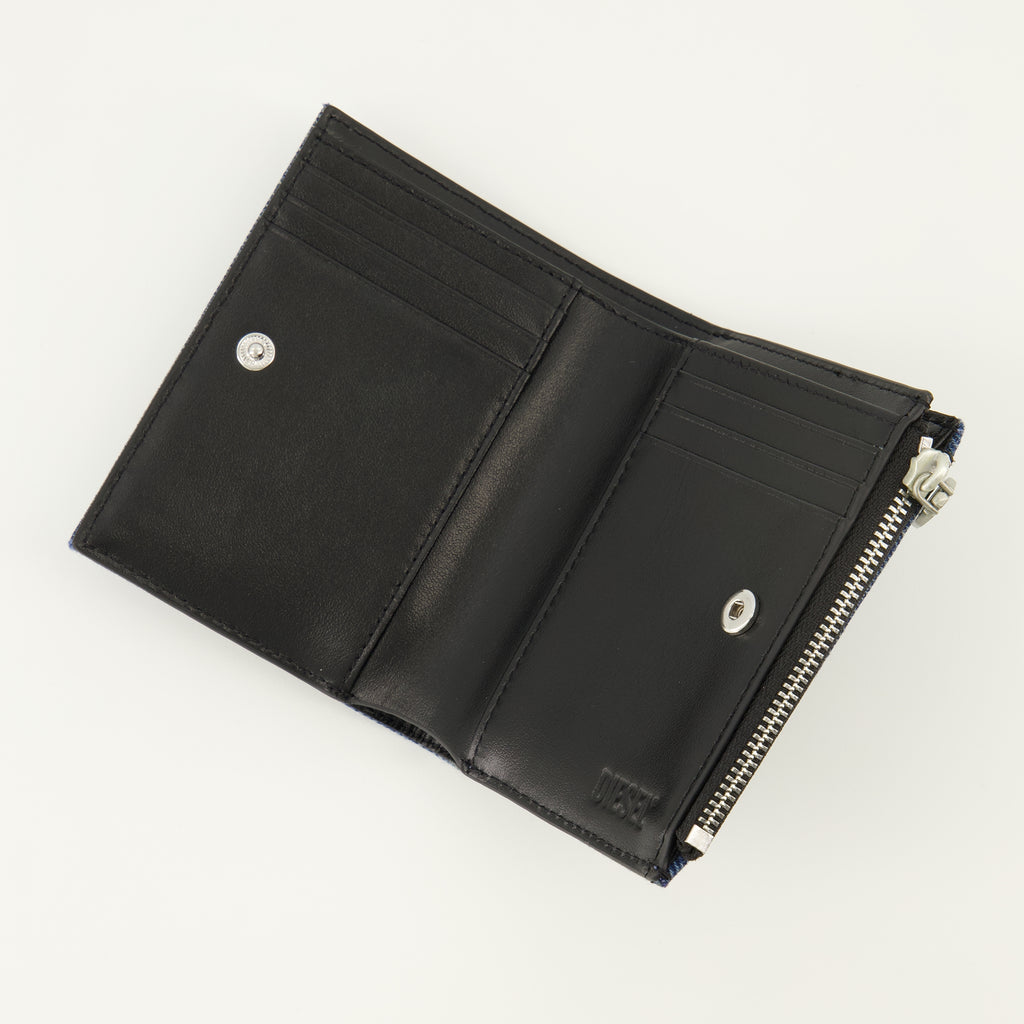 Immagine del portafoglio 1DR in denim del marchio Diesel per donna - Stagione Primavera-Estate 2026 - Vista Dettagliata_2