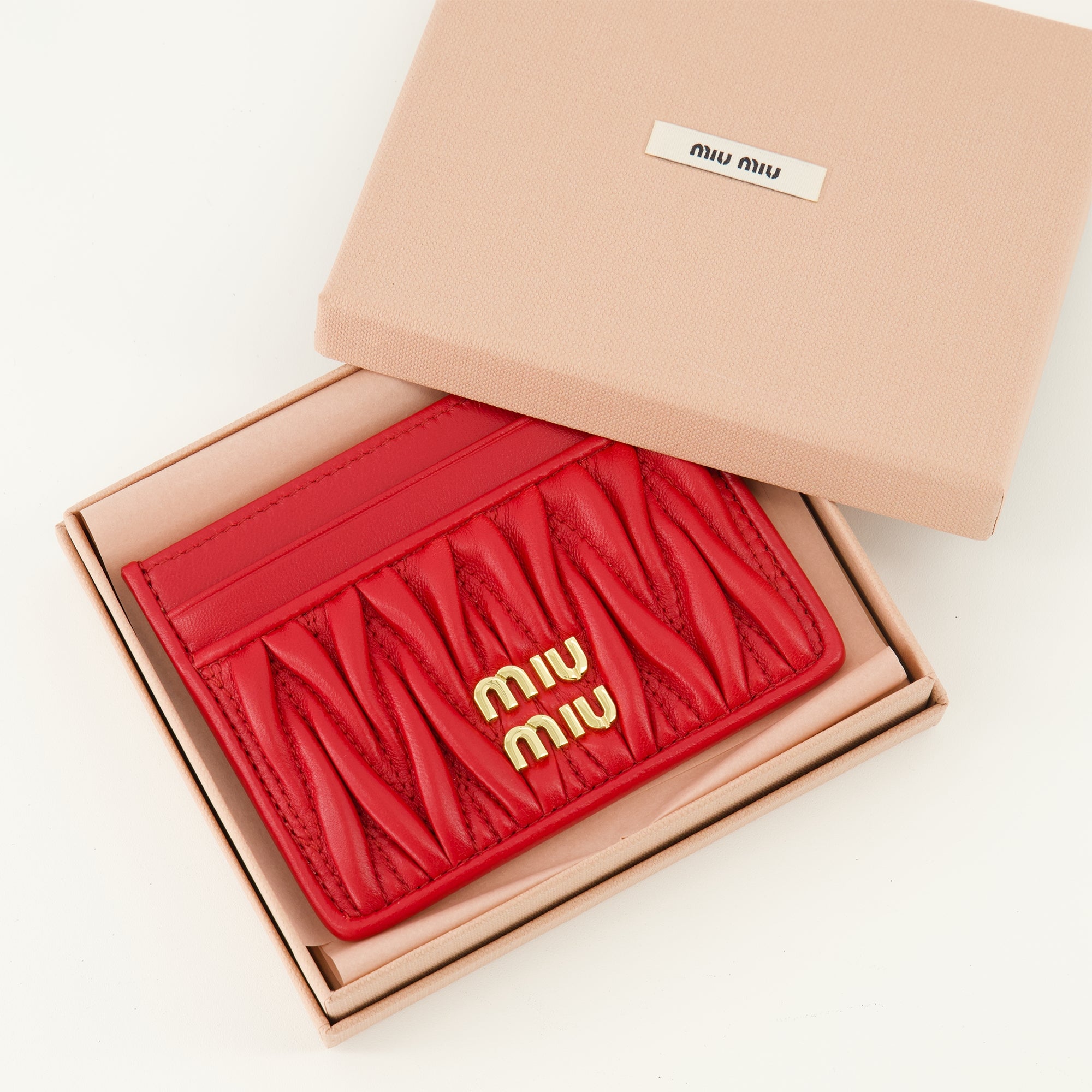 Image de l'article Porte-cartes en cuir matelassé rouge de la marque Miu Miu pour Femme - Saison Printemps-Été 2026 - Vue détaillée_3