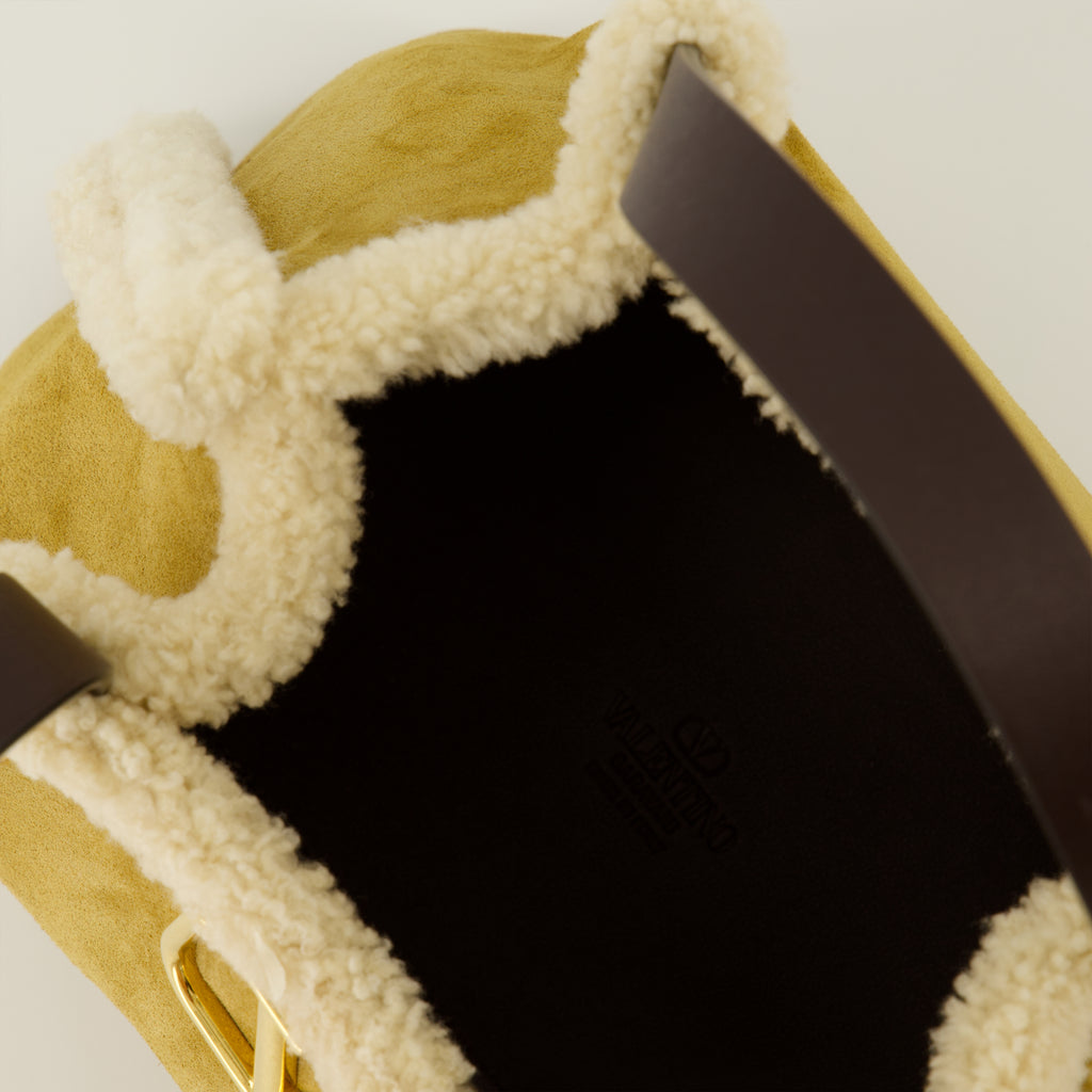 Immagine della borsa in suede e pelle di pecora di Valentino Garavani per donna - Stagione Autunno-Inverno 2025 - Vista Dettagliata 3