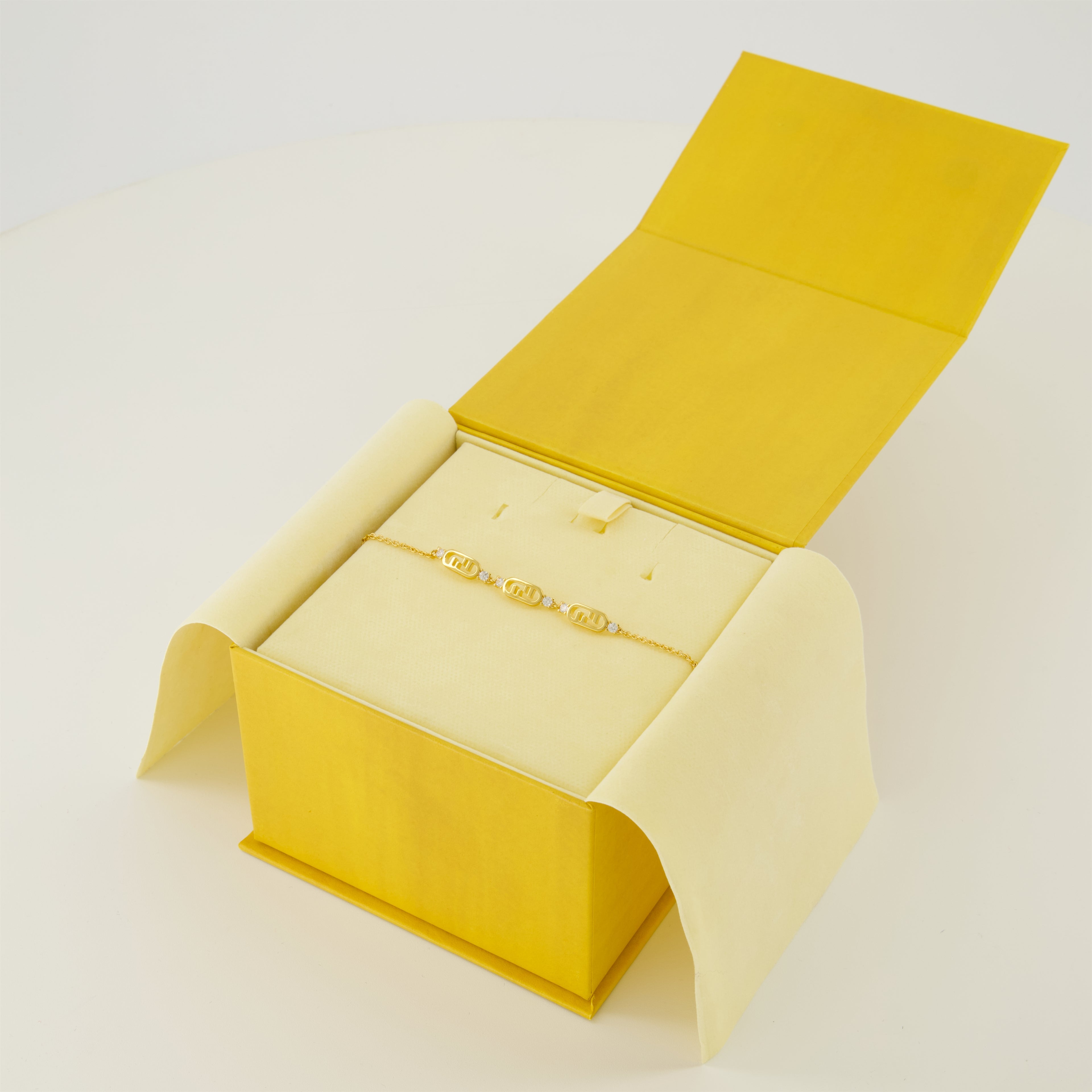 Image de l'article Bracelet O'Lock doré de la marque Fendi pour Femme - Saison Automne-Hiver 2025 - Vue détaillée_3