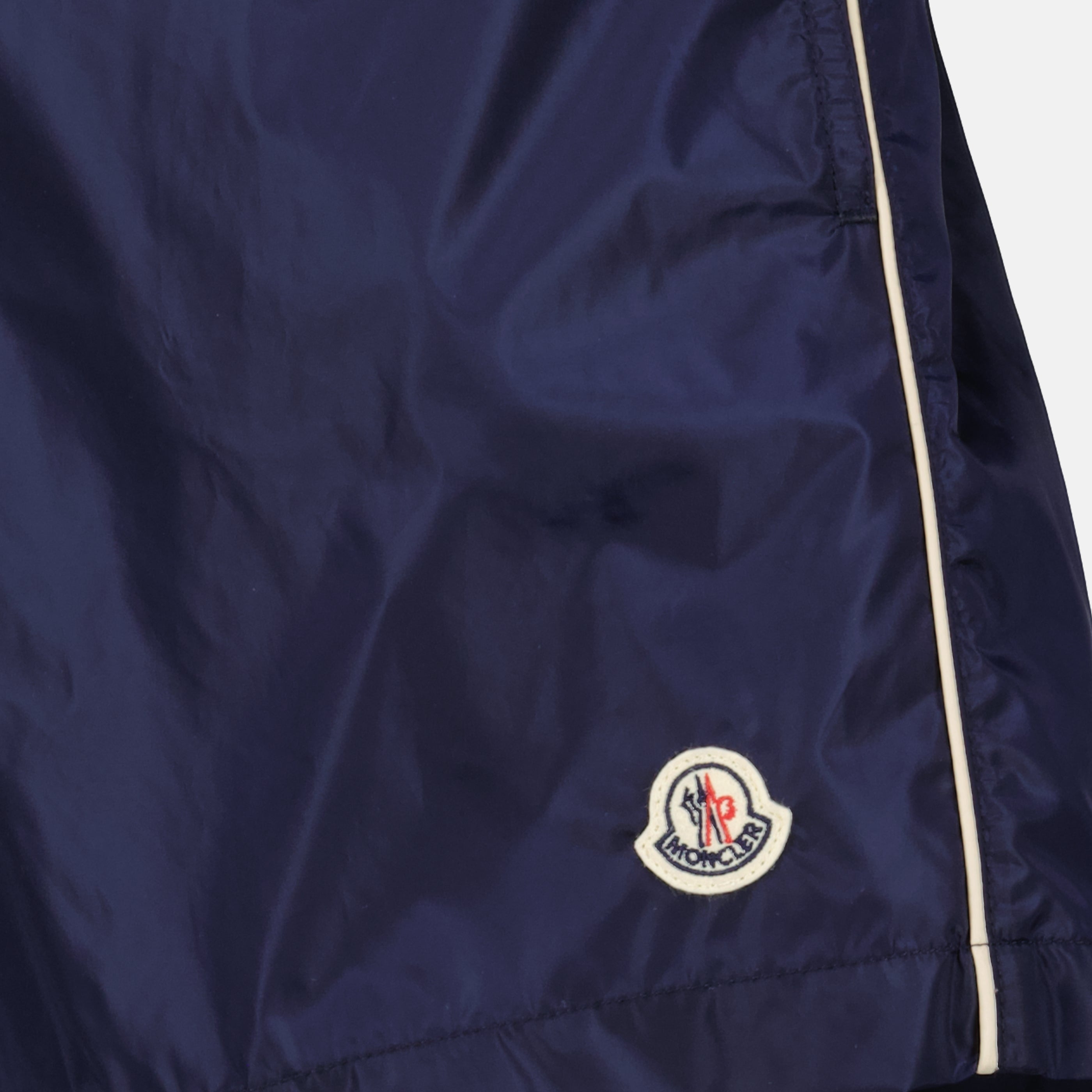 Image de l'article Short de bain liseré bleu marine en nylon de la marque Moncler pour Homme - Saison Printemps-Été 2026 - Vue détaillée_2