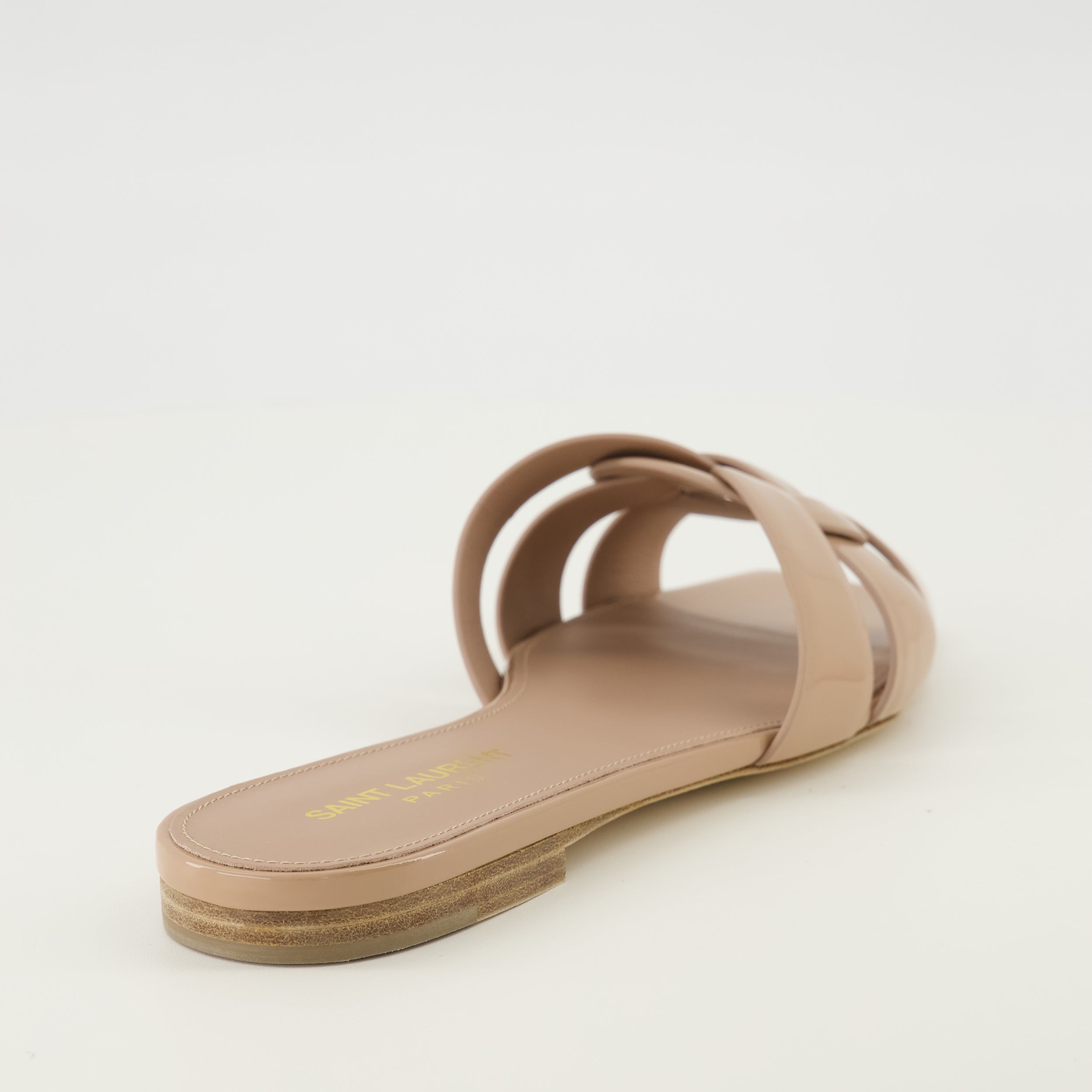 Imagen de las Mules Tribute de cuero vernice beige de la marca Saint Laurent para mujer - Temporada Primavera-Verano 2026 - Vista trasera