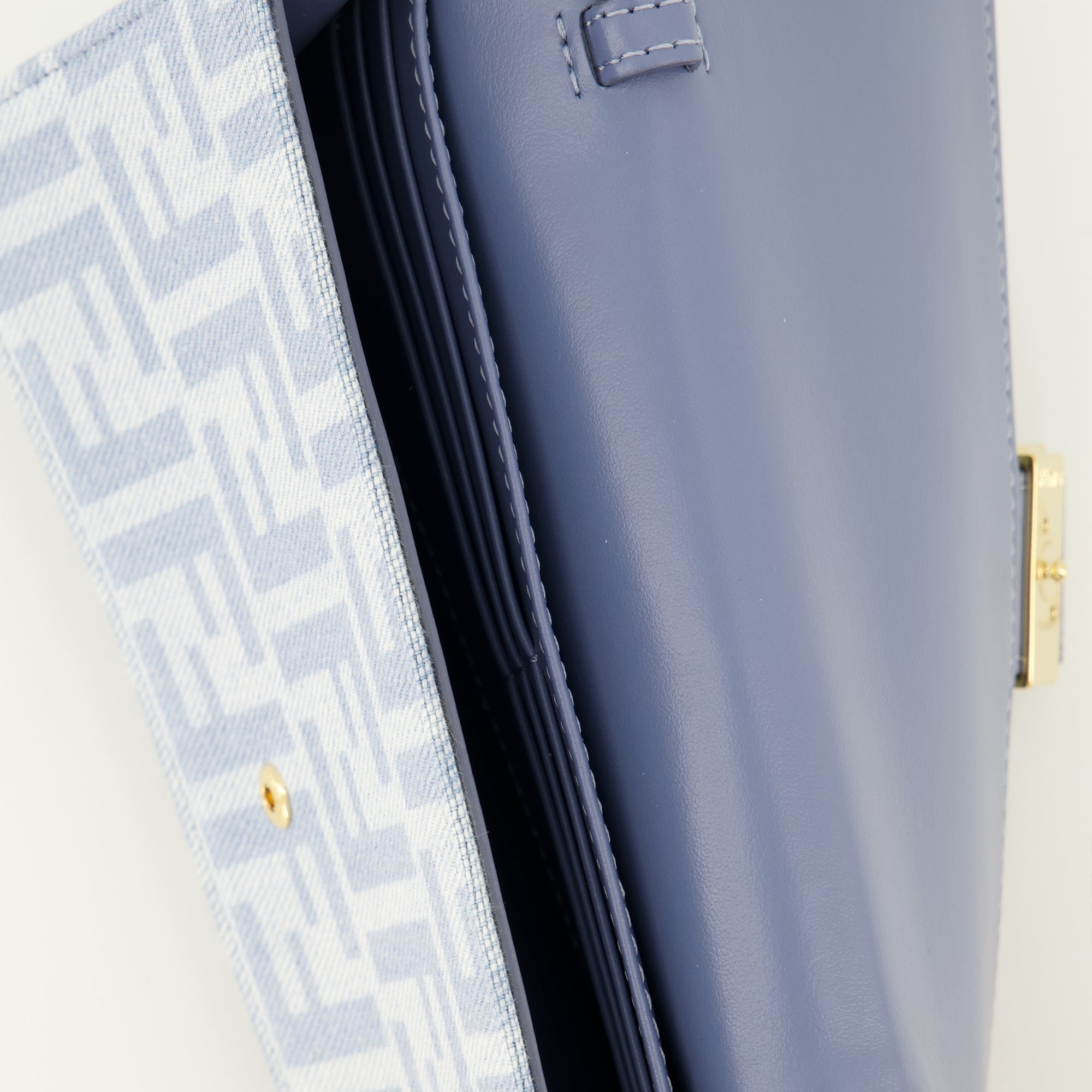 Sacs à main et épaule 바게트 데님 FF 블루 체인 지갑 Fendi Bleu Femme