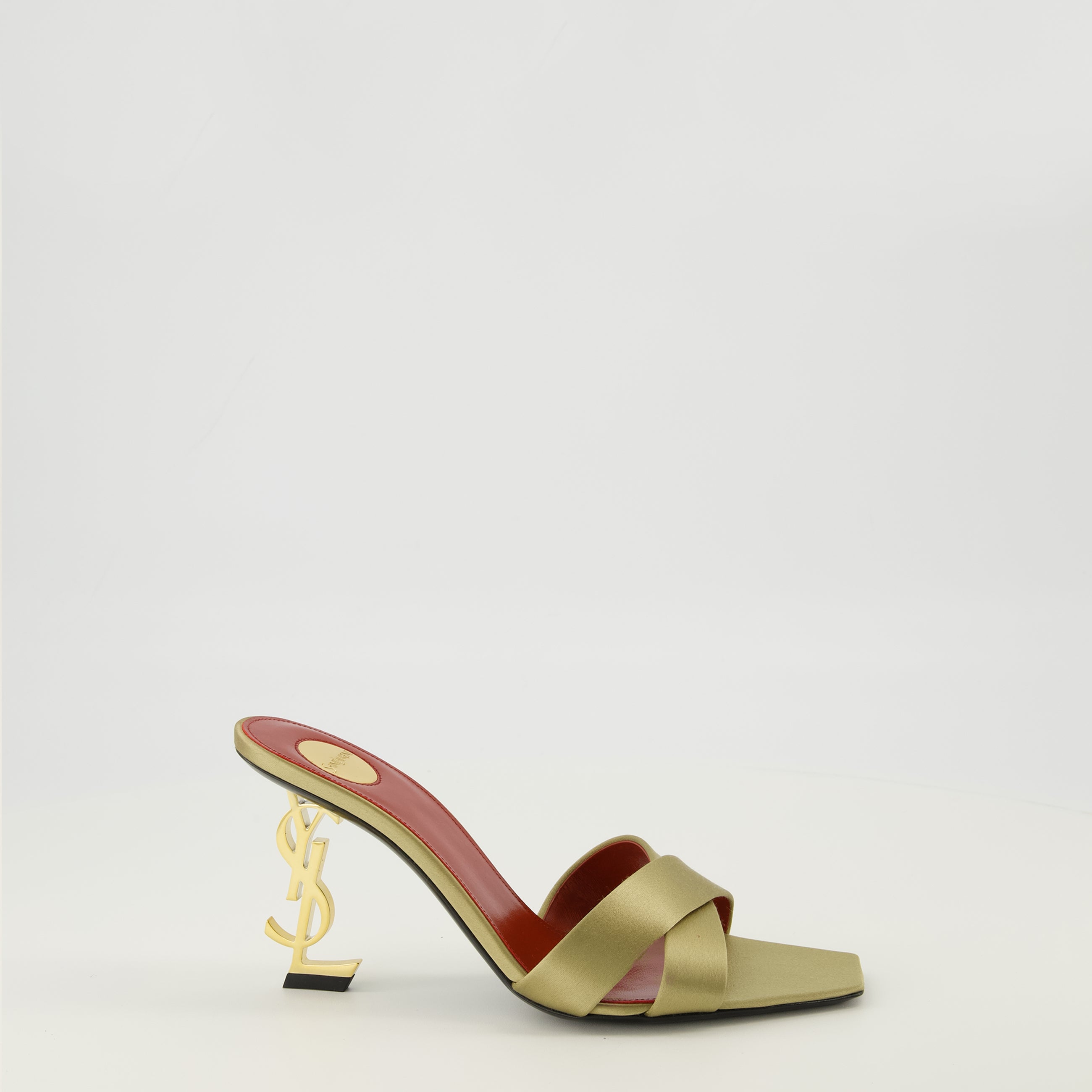 Imagen de las mules de tacón Opyum doradas de la marca Saint Laurent para Mujer - Temporada Primavera-Verano 2026 - Vista lateral derecha