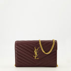 Imagen de la cartera Cassandre de cadena burdeos de la marca Saint Laurent para Mujer - Temporada Otoño-Invierno 2025 - Vista Frontal
