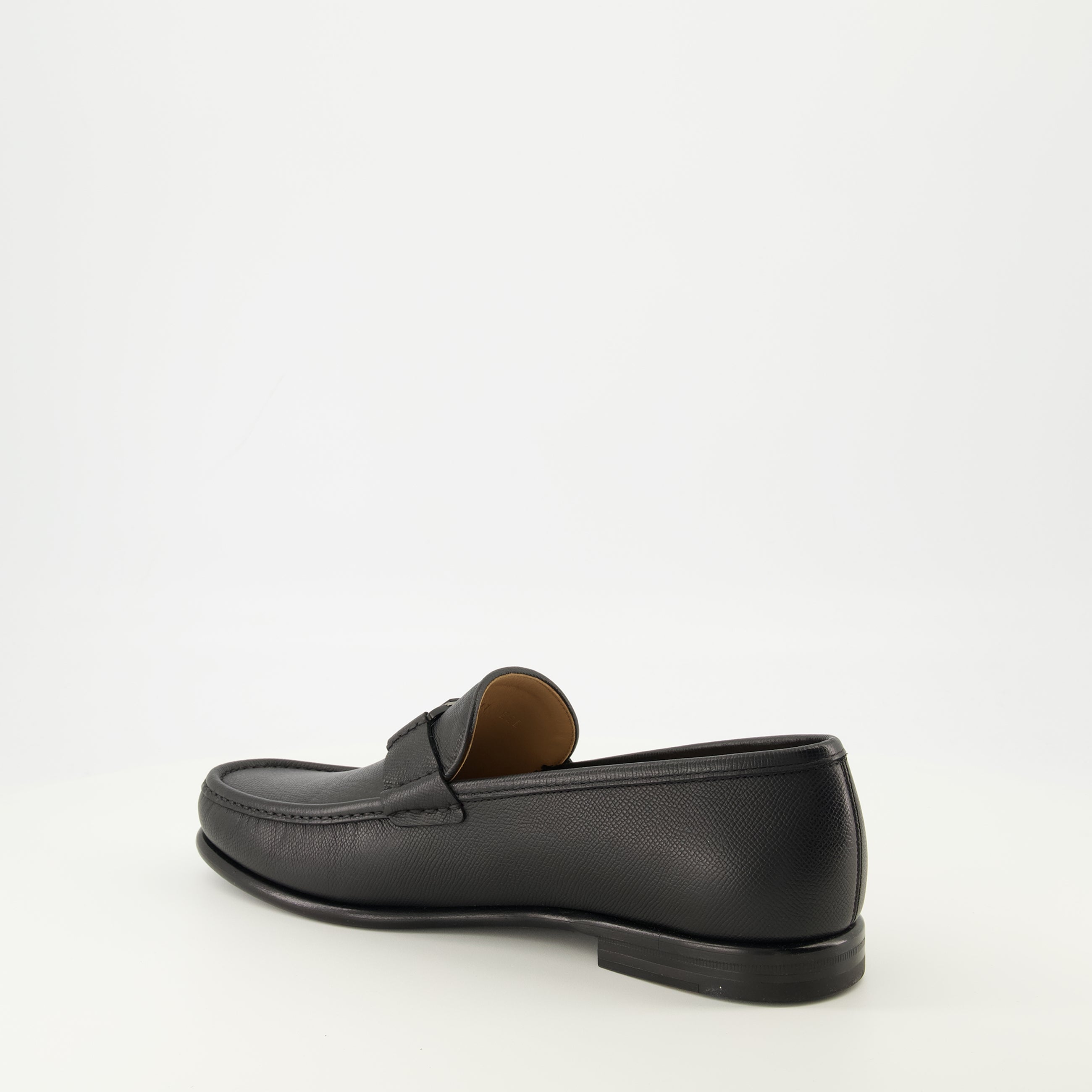 Image de l'article Mocassins en cuir noir de la marque Ferragamo pour Homme - Saison Printemps-Été 2026 - Vue trois quarts arrière droite