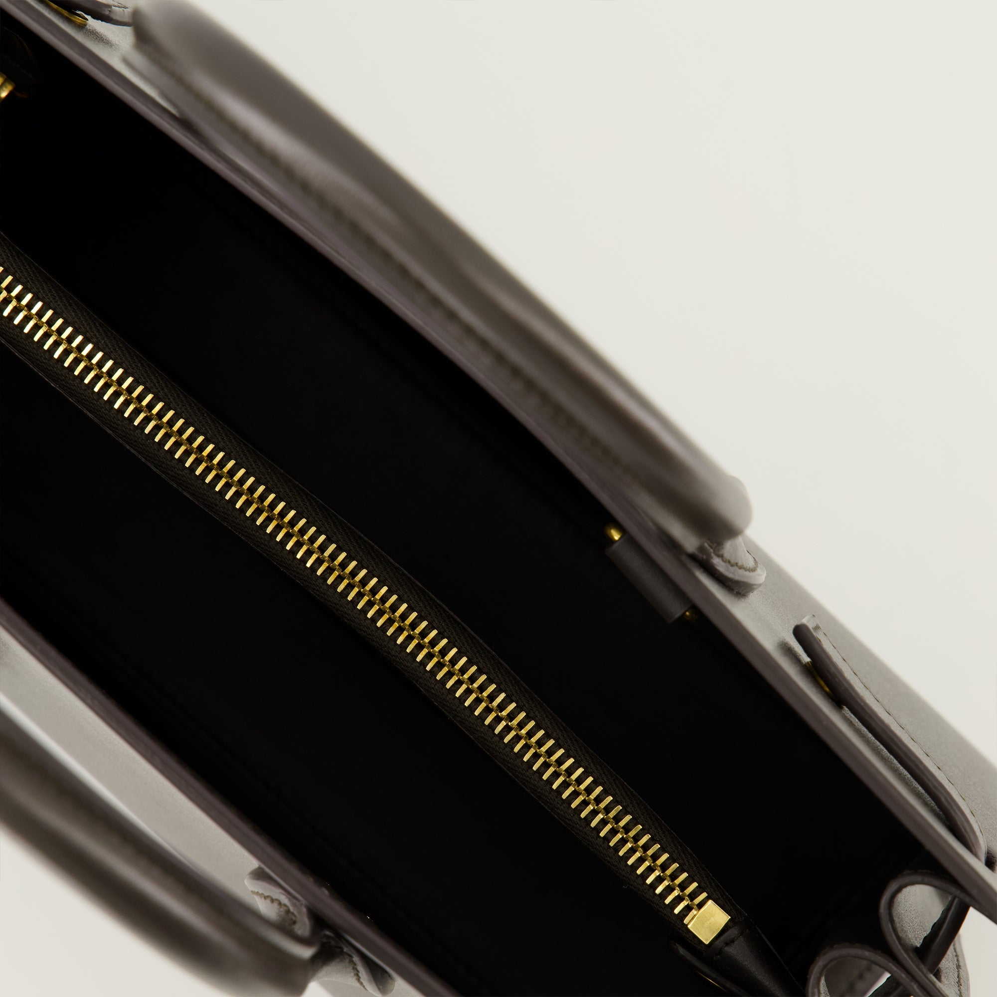 Image de l'article Sac de jour baby de la marque Saint Laurent pour Femme - Saison Automne-Hiver 2025 - Vue détaillée_3