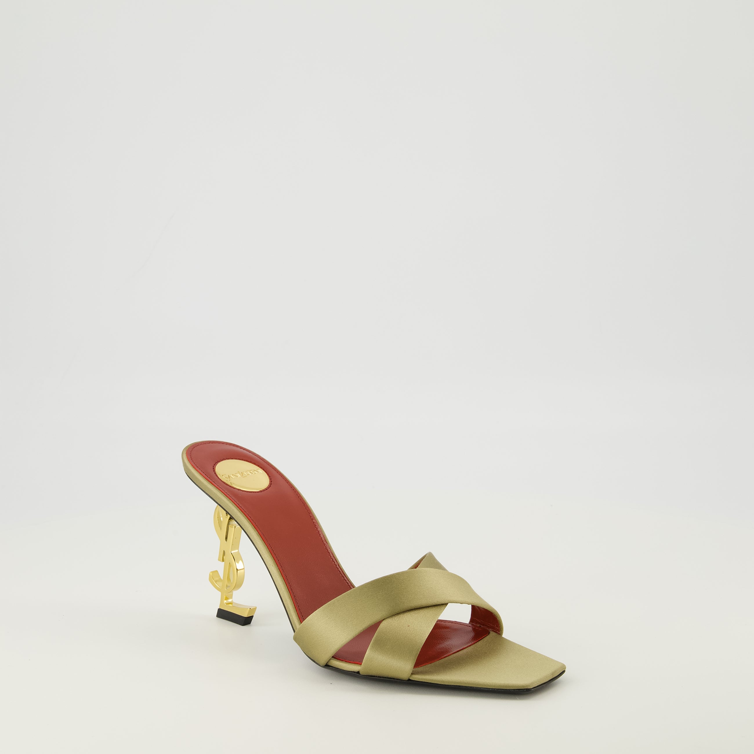 Imagen de las mules de tacón Opyum doradas de la marca Saint Laurent para Mujer - Temporada Primavera-Verano 2026 - Vista tres cuartos delantera derecha