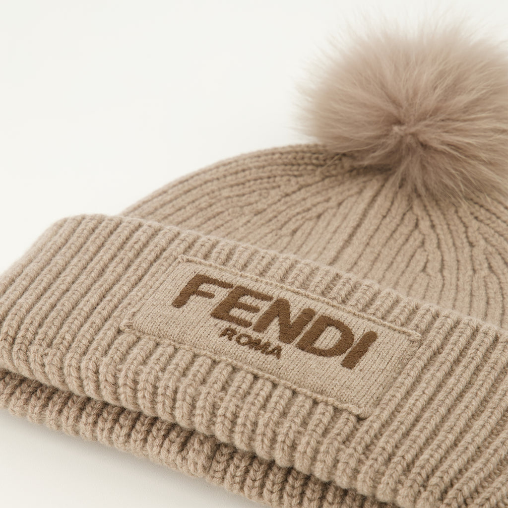 Imagen del gorro de lana gris de la marca Fendi para Mujer - Temporada Otoño-Invierno 2025 - Vista Detallada_2