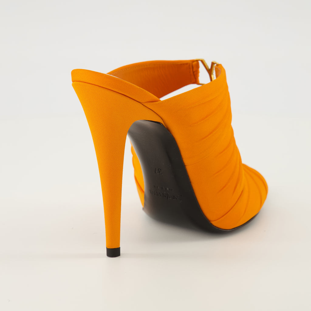 Imagen de las mules de tacón Emilie en naranja de la marca Saint Laurent para Mujer - Temporada Primavera-Verano 2026 - Vista trasera