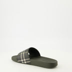 Imagen de las Chanclas Check Kaki de Burberry para Hombre - Temporada Primavera-Verano 2026 - Vista tres cuartos trasera derecha