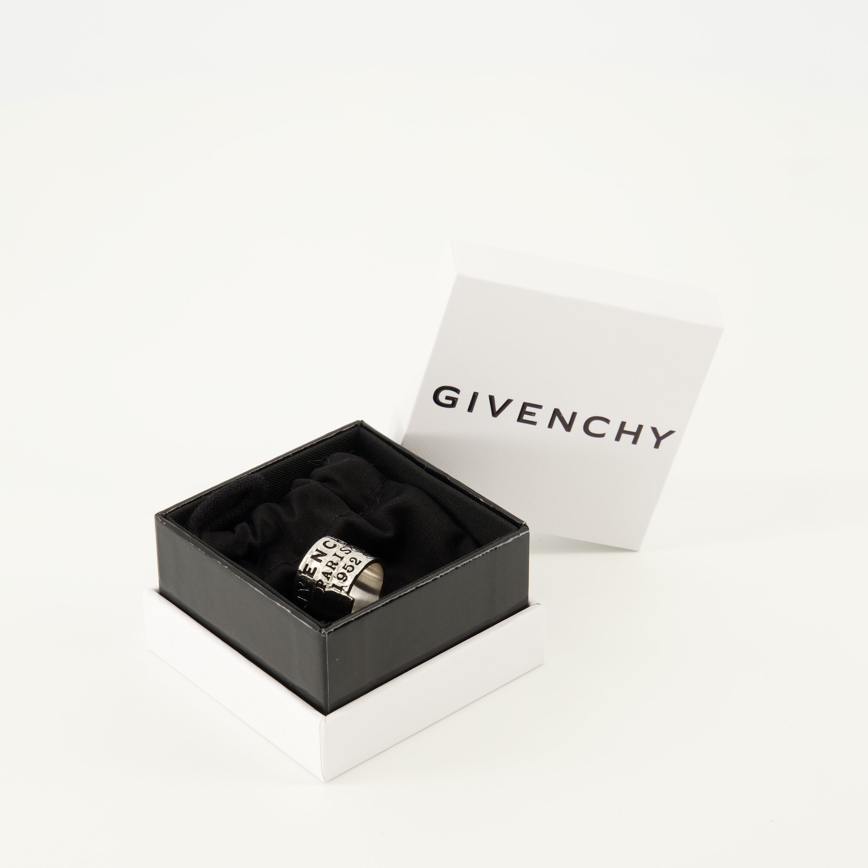 Image of the Givenchy Tape Ring from the Givenchy brand for Women - Fall-Winter 2025 - Detailed View_3