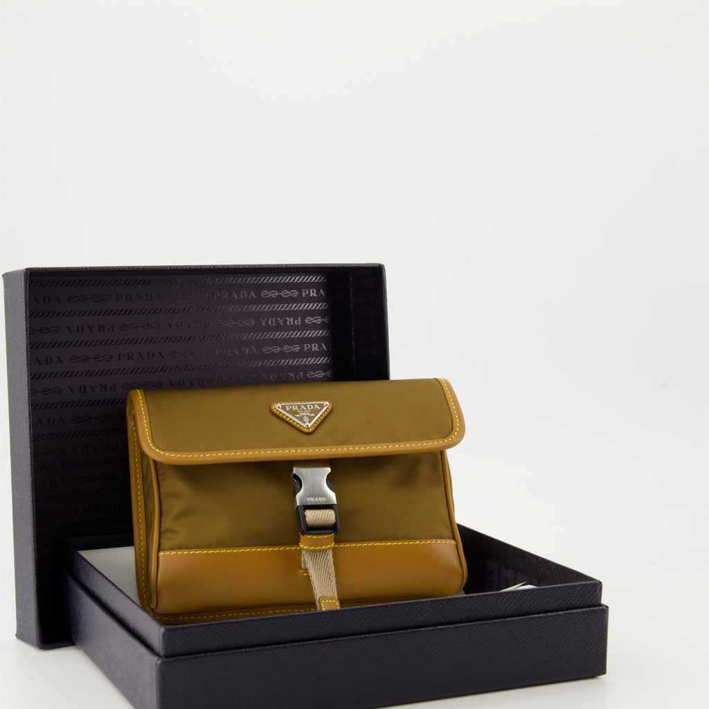 Sacs bandoulière Petite sacoche en Re-Nylon et cuir Prada Vert Homme