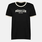 Imagem da t-shirt com logo em relevo preto da marca Moncler para Mulheres - Coleção Primavera-Verão 2026 - Vista Frontal