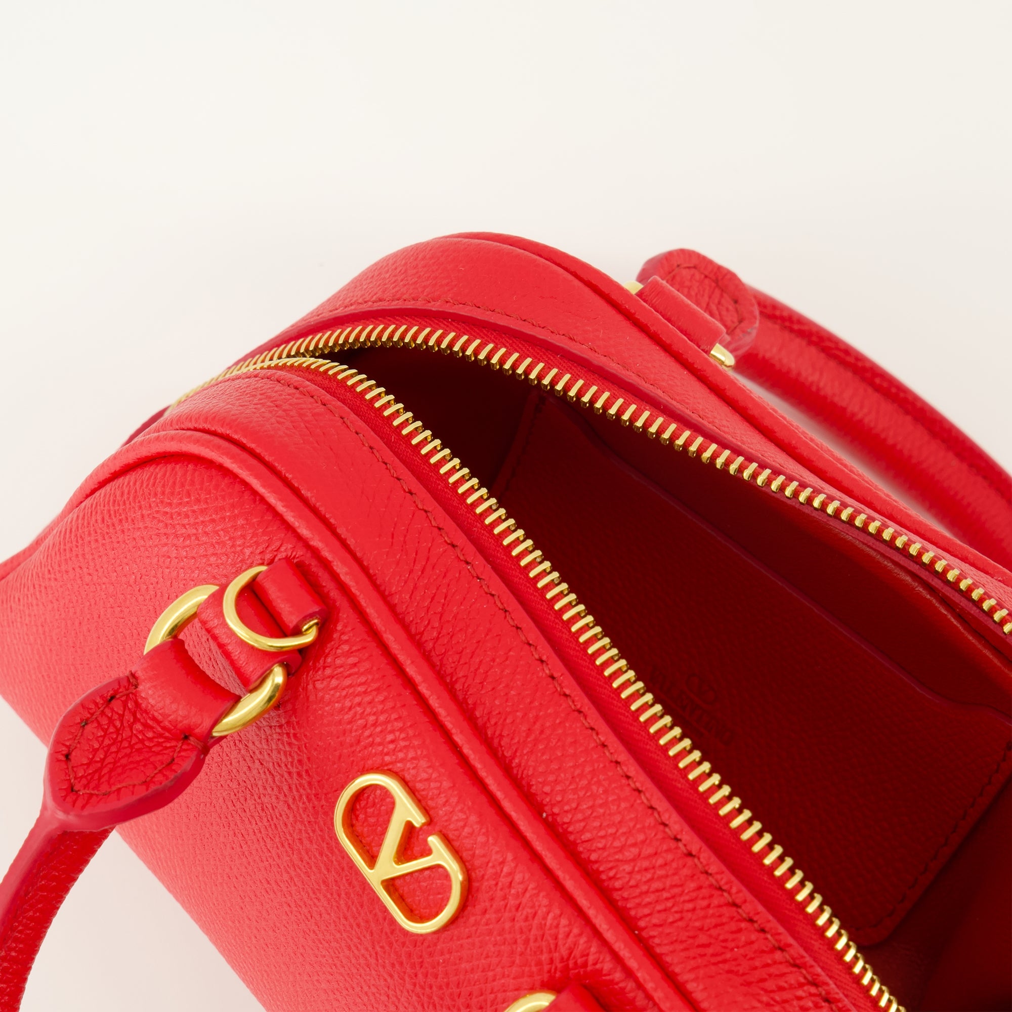 Image de l'article Mini sac Bowling Vlogo rouge de la marque Valentino Garavani pour Femme - Saison Printemps-Été 2026 - Vue détaillée_3