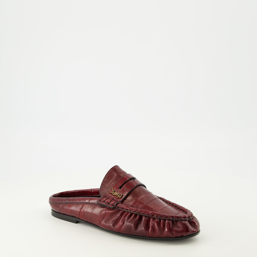 Image de l&#39;article Mules Loafer bordeaux de la marque Saint Laurent pour Femme - Saison Printemps-Été 2026 - Vue trois quarts avant droite