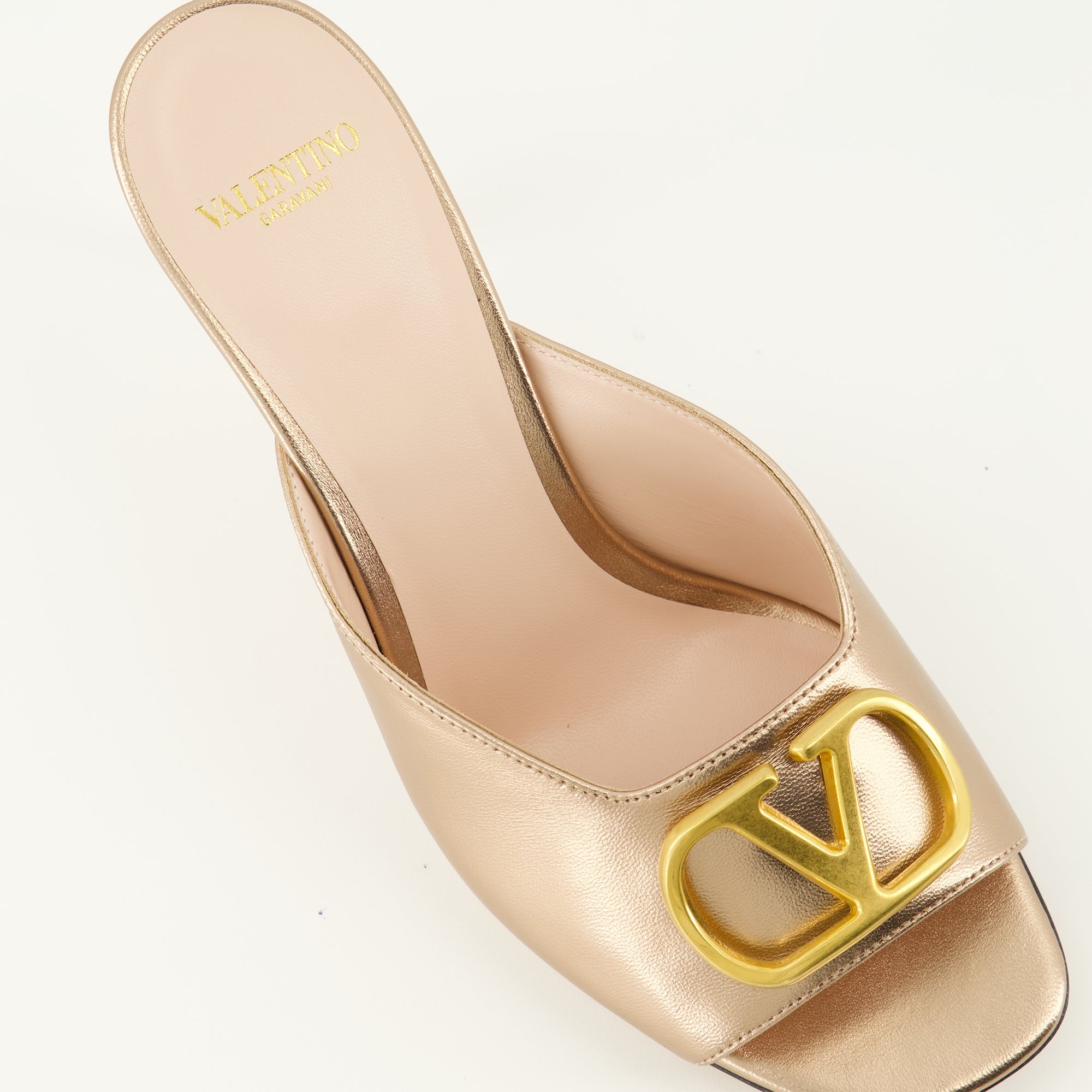 Image de l'article Sandales à talons VLogo doré de la marque Valentino Garavani pour Femme - Saison Printemps-Été 2026 - Vue détaillée de haut