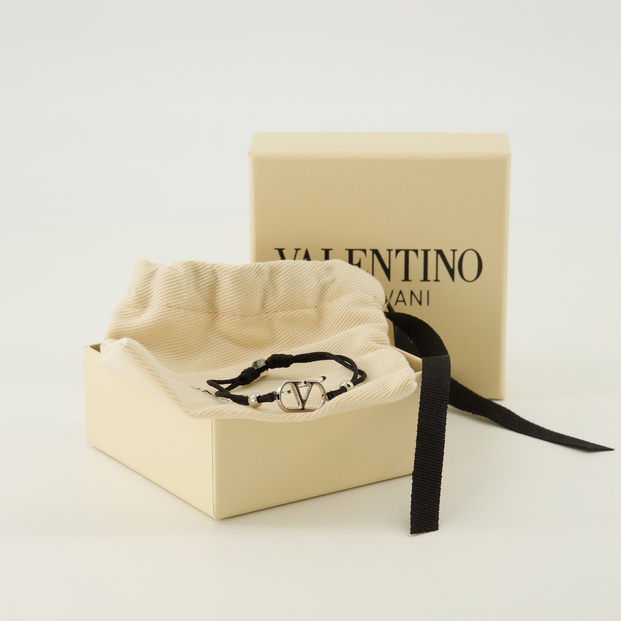 Image of the VLogo bracelet with black cord from the brand Valentino Garavani for Men - Spring-Summer 2026 - Detailed View 3