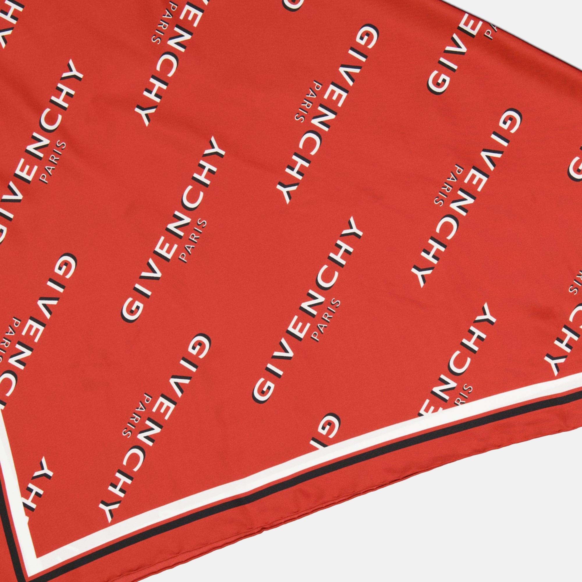 Image of the Givenchy Shadow Square article by the Givenchy brand for Women - Autumn-Winter 2025 - Detailed View 5