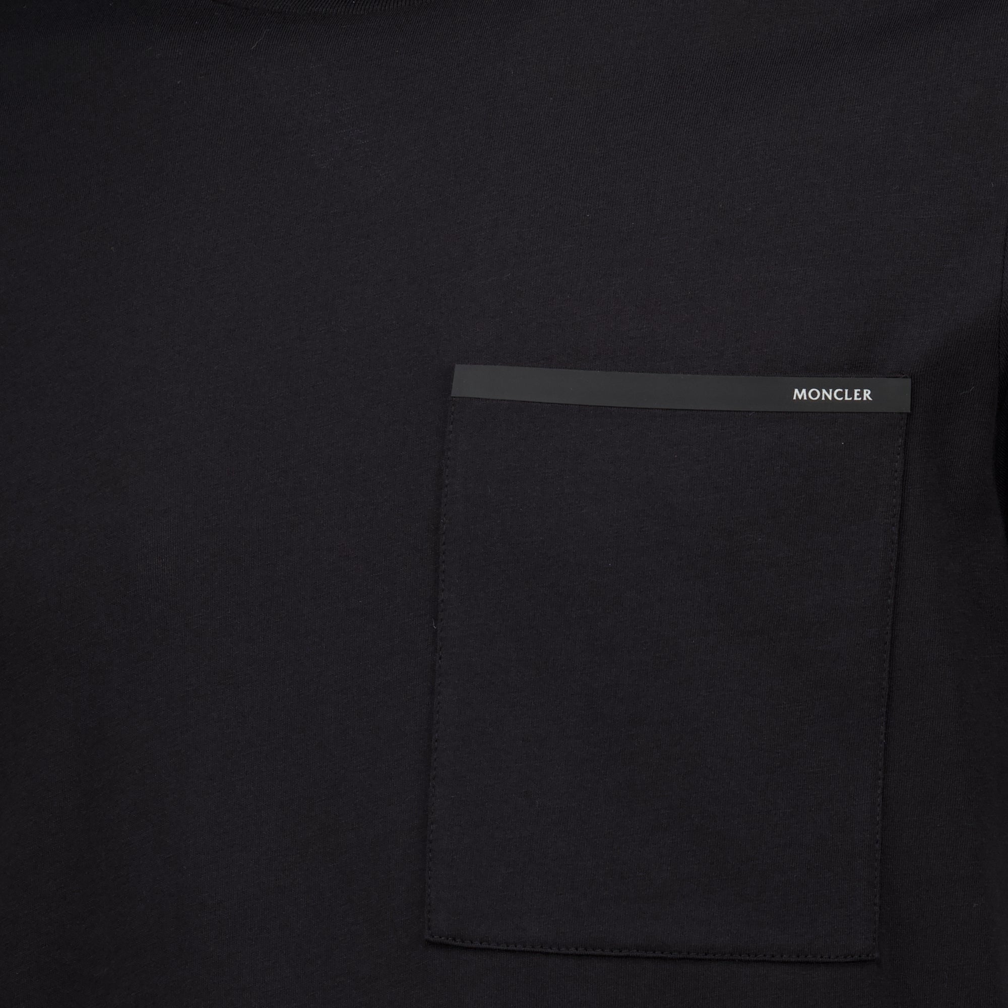 T-shirts Camiseta Negra con Bolsa en el Pecho Moncler Noir Homme