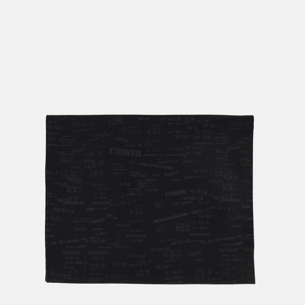 Imagen del foulard estampado en negro y gris de la marca Mm6 para mujeres - Temporada Primavera-Verano 2026 - Vista Frontal