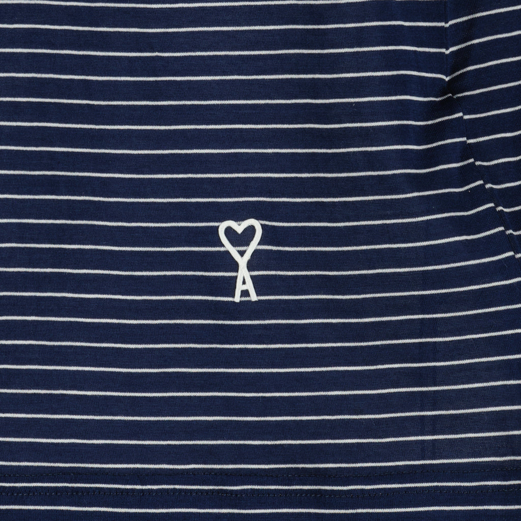 Imagen del polo de algodón azul marino a rayas de la marca Ami PARIS para Unisex - Temporada Primavera-Verano 2026 - Vista Detallada_1