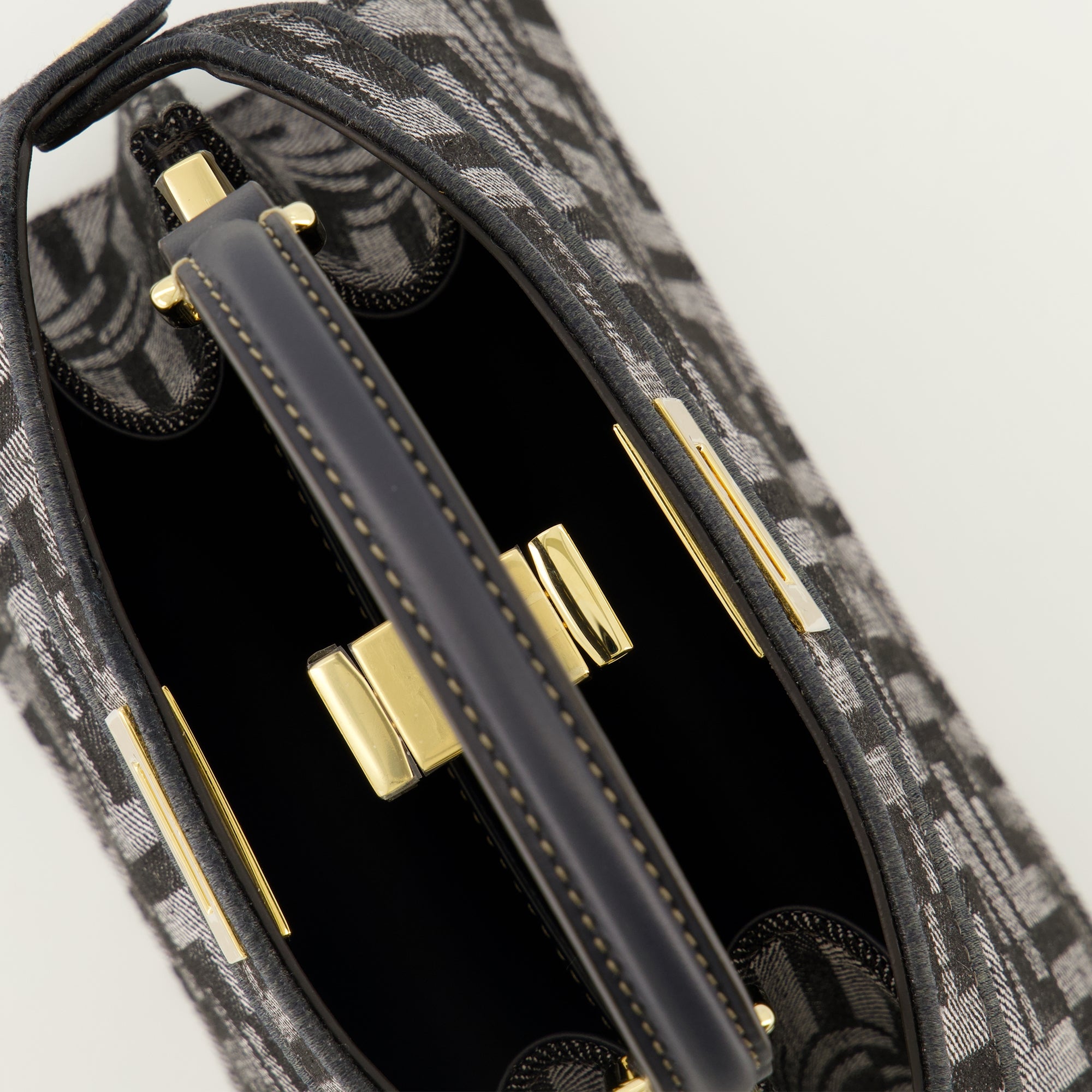 Image de l'article Sac Peekabbo nano en denim FF de la marque Fendi pour Femme - Saison Automne-Hiver 2025 - Vue détaillée_3