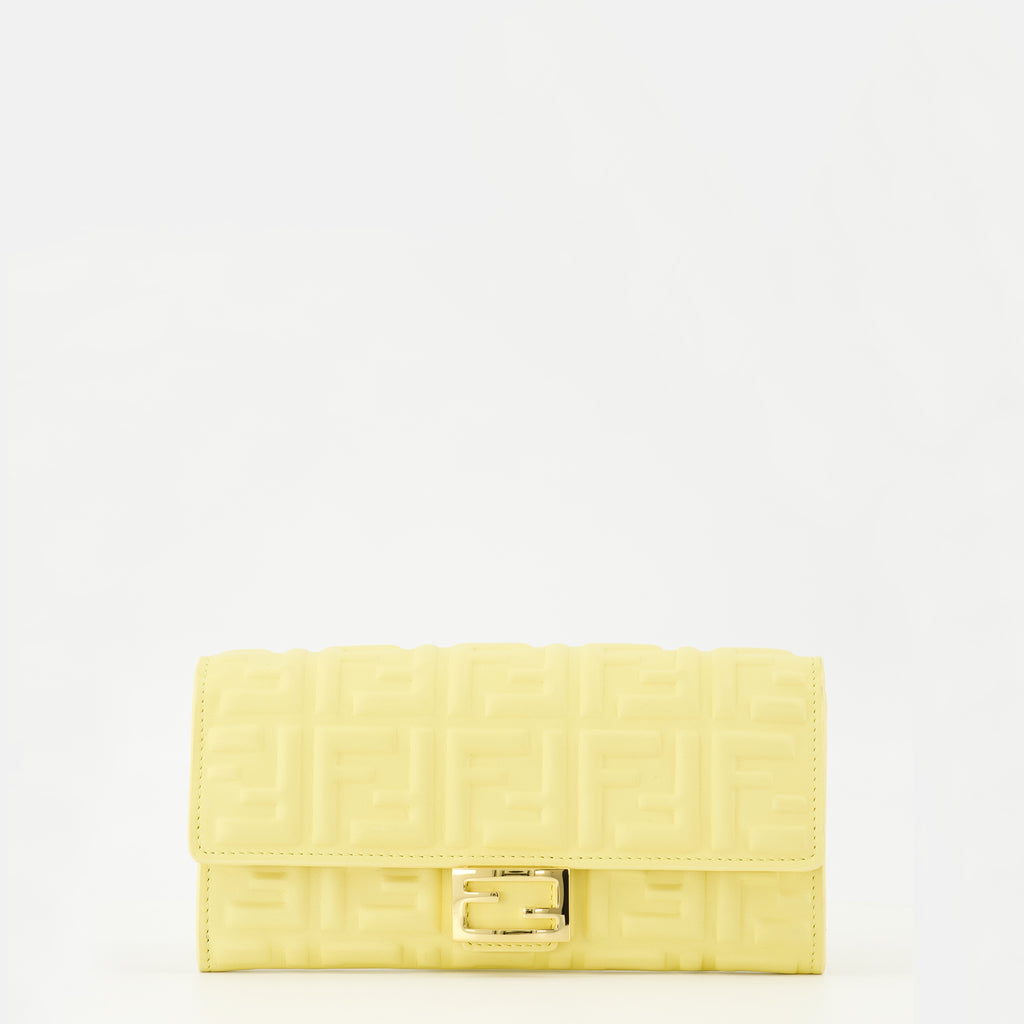 Image de l'article Portefeuille Baguette à chaîne jaune de la marque Fendi pour Femme - Saison Automne-Hiver 2025 - Vue de Face
