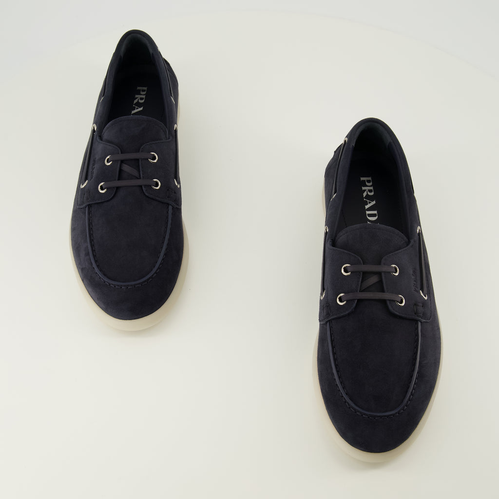 Image de l'article Mocassins en suède blau marine de la marque Prada pour Homme - Saison Printemps-Été 2026 - Vue de dessus paire de chaussure
